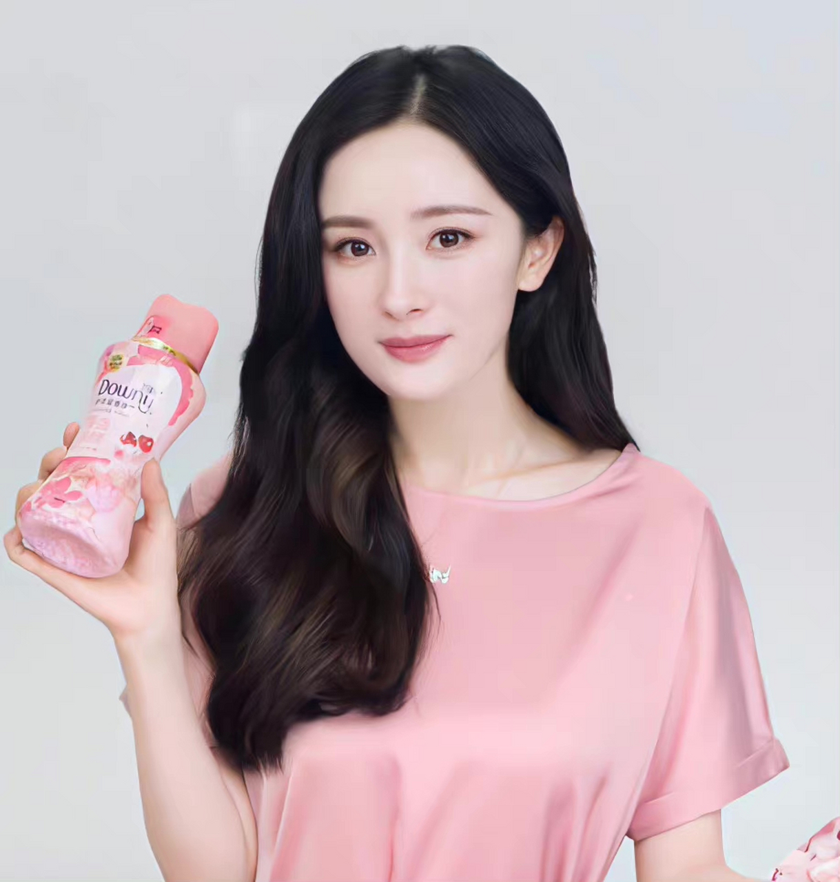 杨幂最新广告,脸是不是不太像她了[费解]