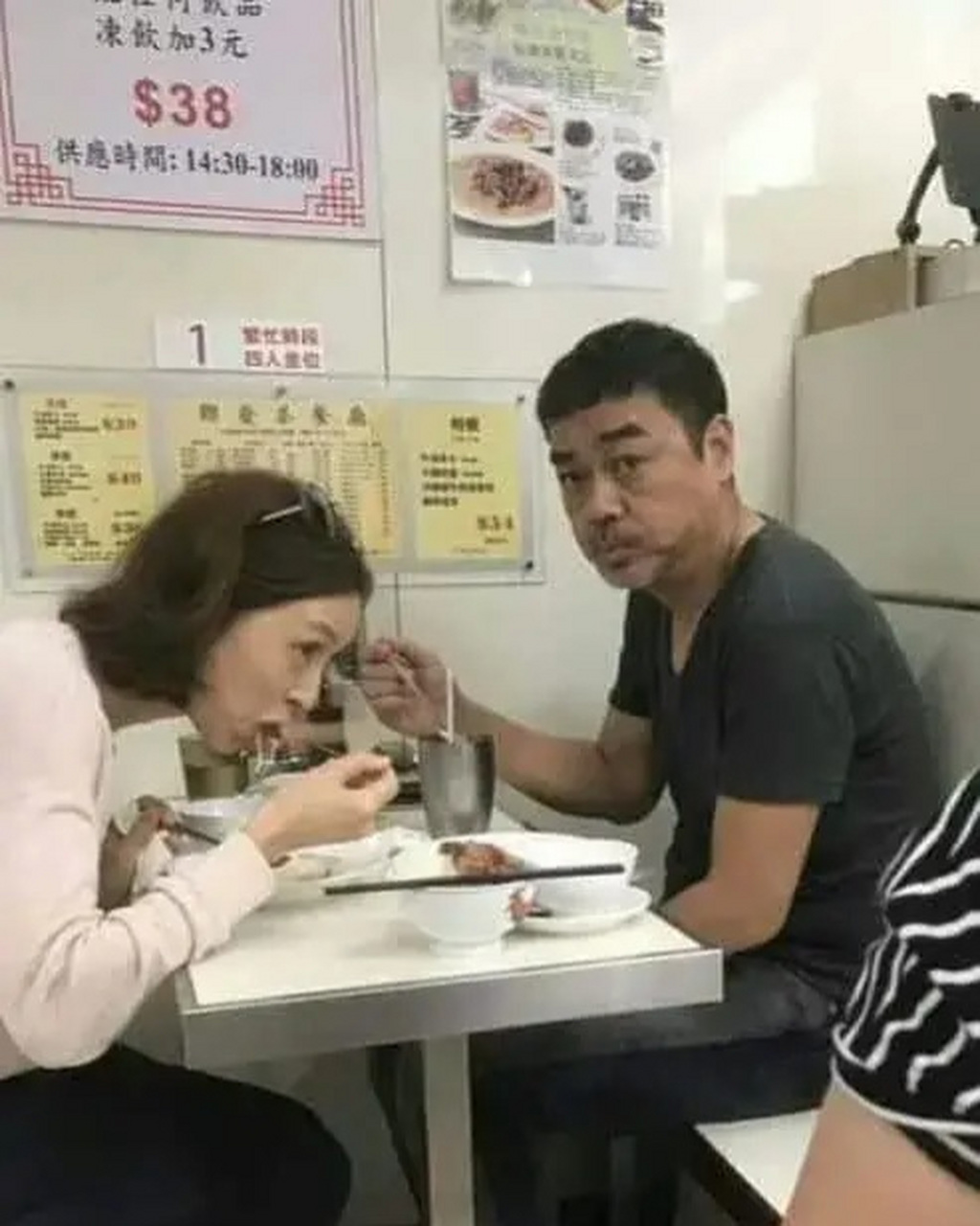 网上看到香港市民刘先生用餐相片; 略有感悟—— 大家都是普通人, 无