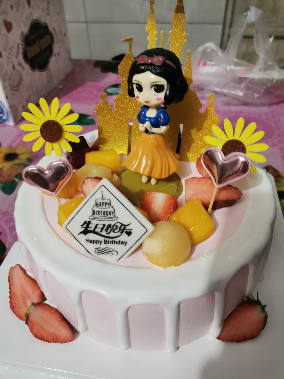 祝小妹妹生日快樂,越長越漂亮,學習進步!這個蛋糕真漂亮,味道也不錯.