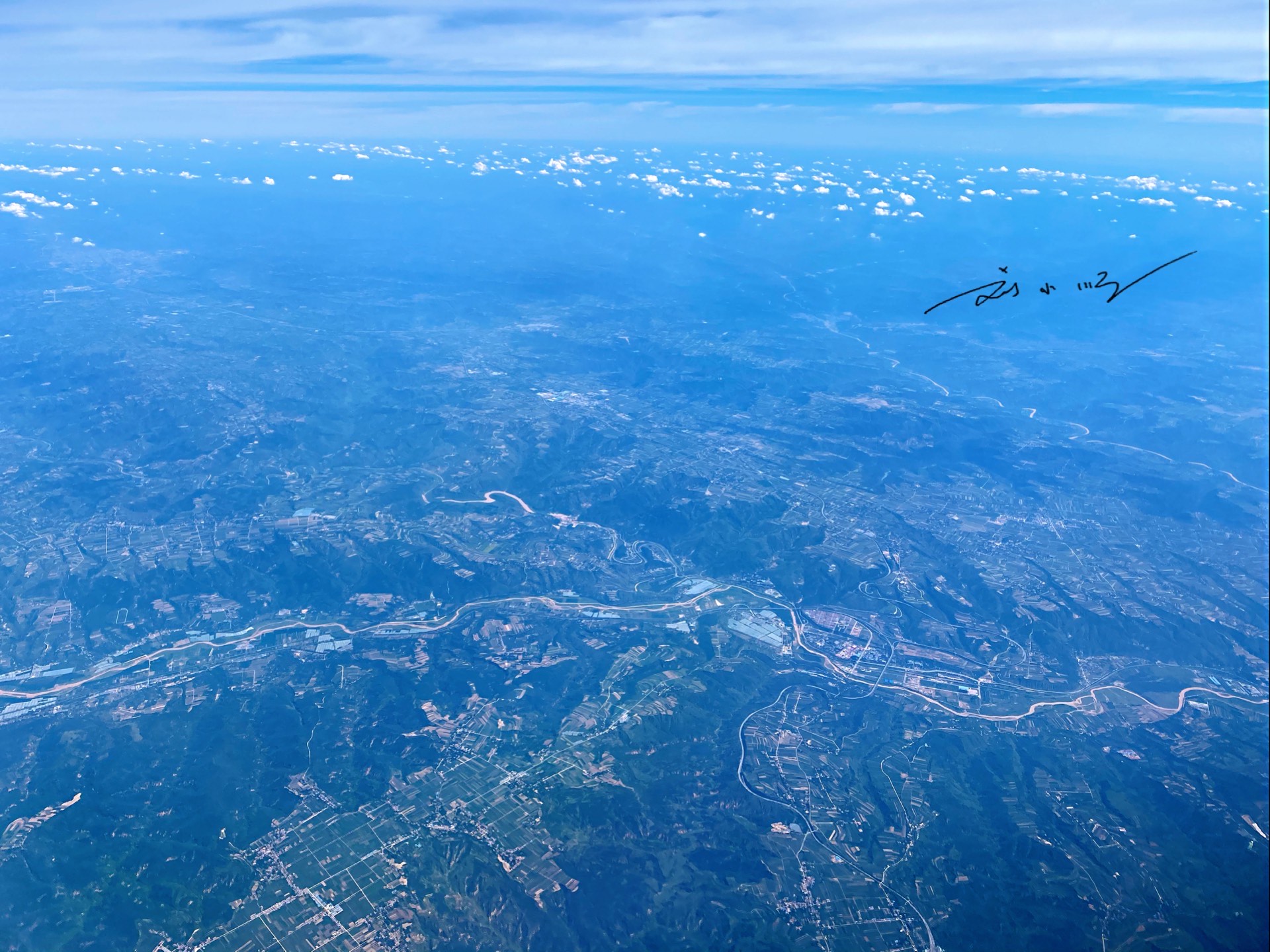 从兰州飞上海,在飞机上航拍祖国风景,还意外拍到了南方的大洪水