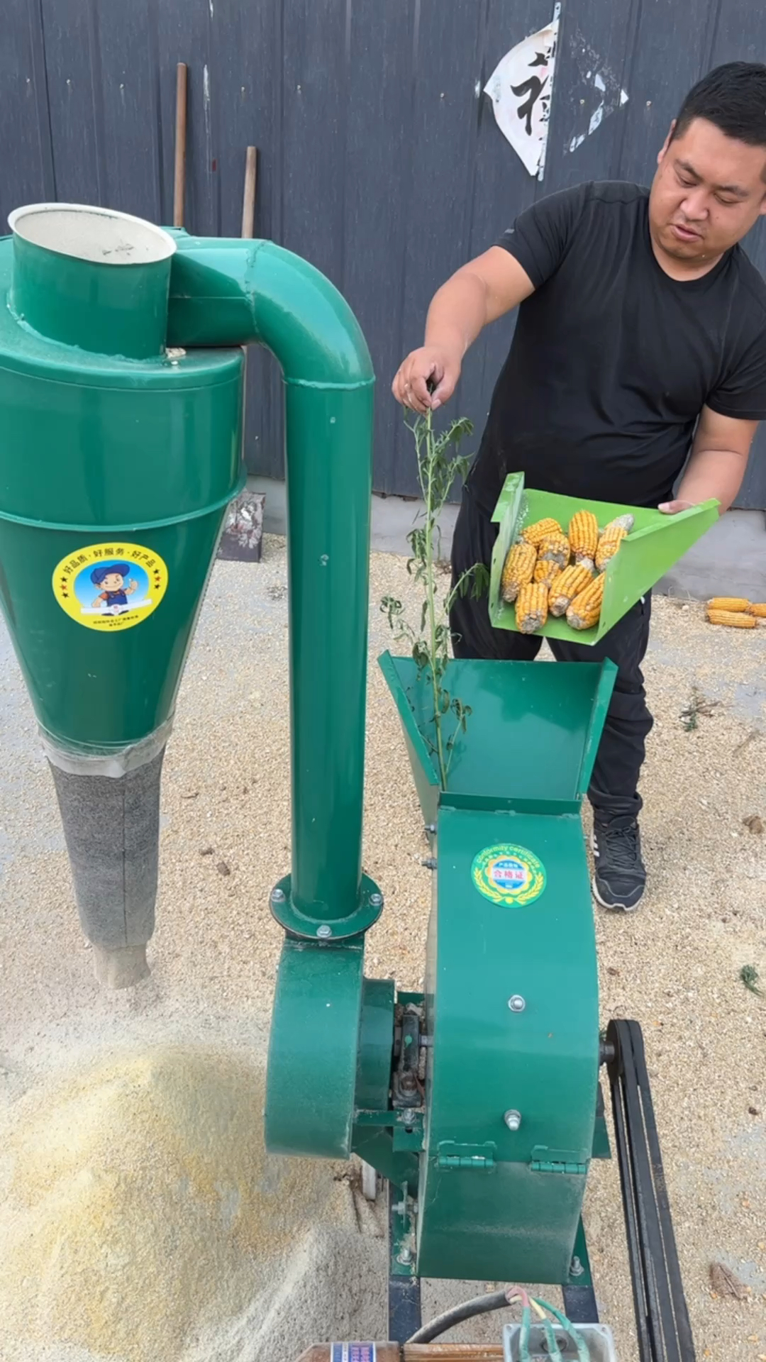 今天介绍新款350型万能粉碎机,可以粉碎玉米棒玉米粒,干作物,家用电