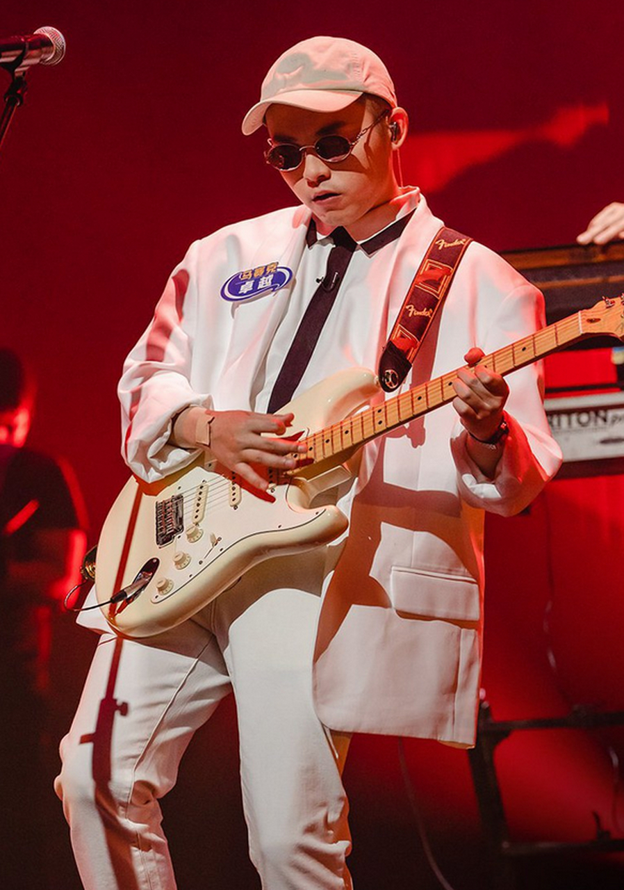 马赛克乐队吉他手,和声以及主要创作人.