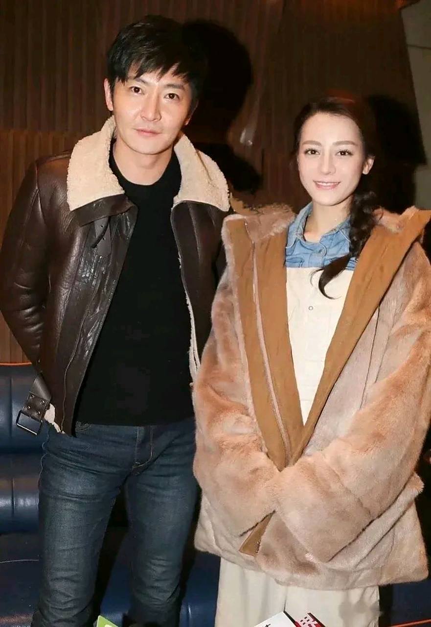 这对夫妻是演员郭京飞和鲍莉,郭京飞毕业于上海戏剧学院,出道时出演了