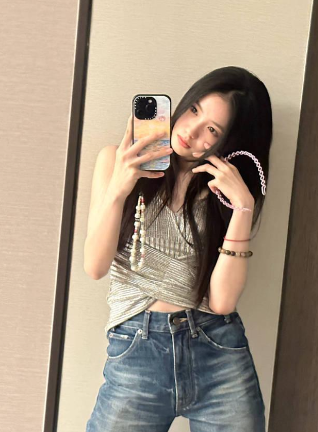 刘浩存晒夏日对镜自拍,银色背心配牛仔裤随性纯欲