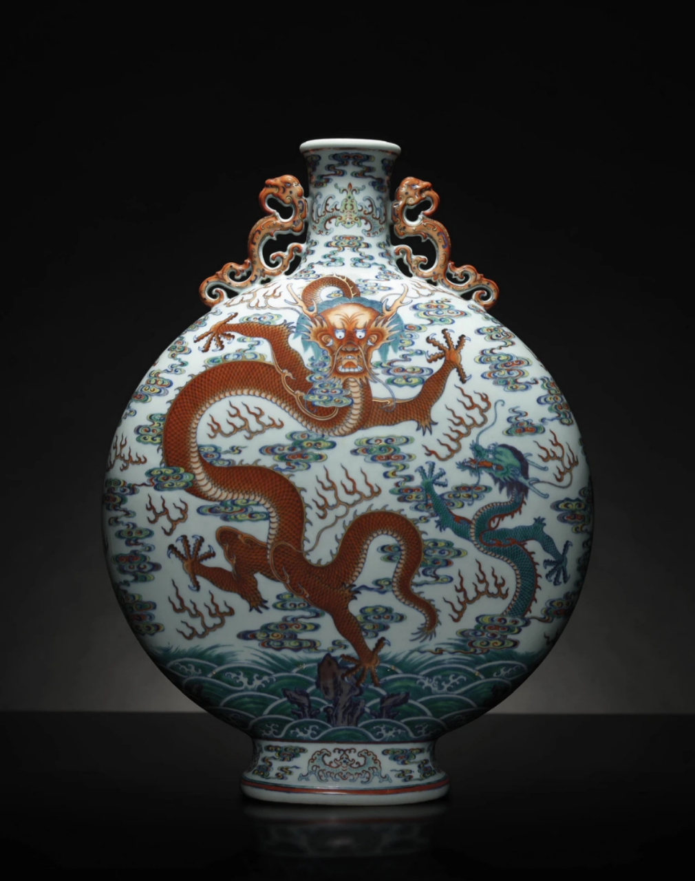 2亿的"清乾隆·斗彩苍龙教子图夔龙耳抱月瓶,高51cm,此物大气十足,龙