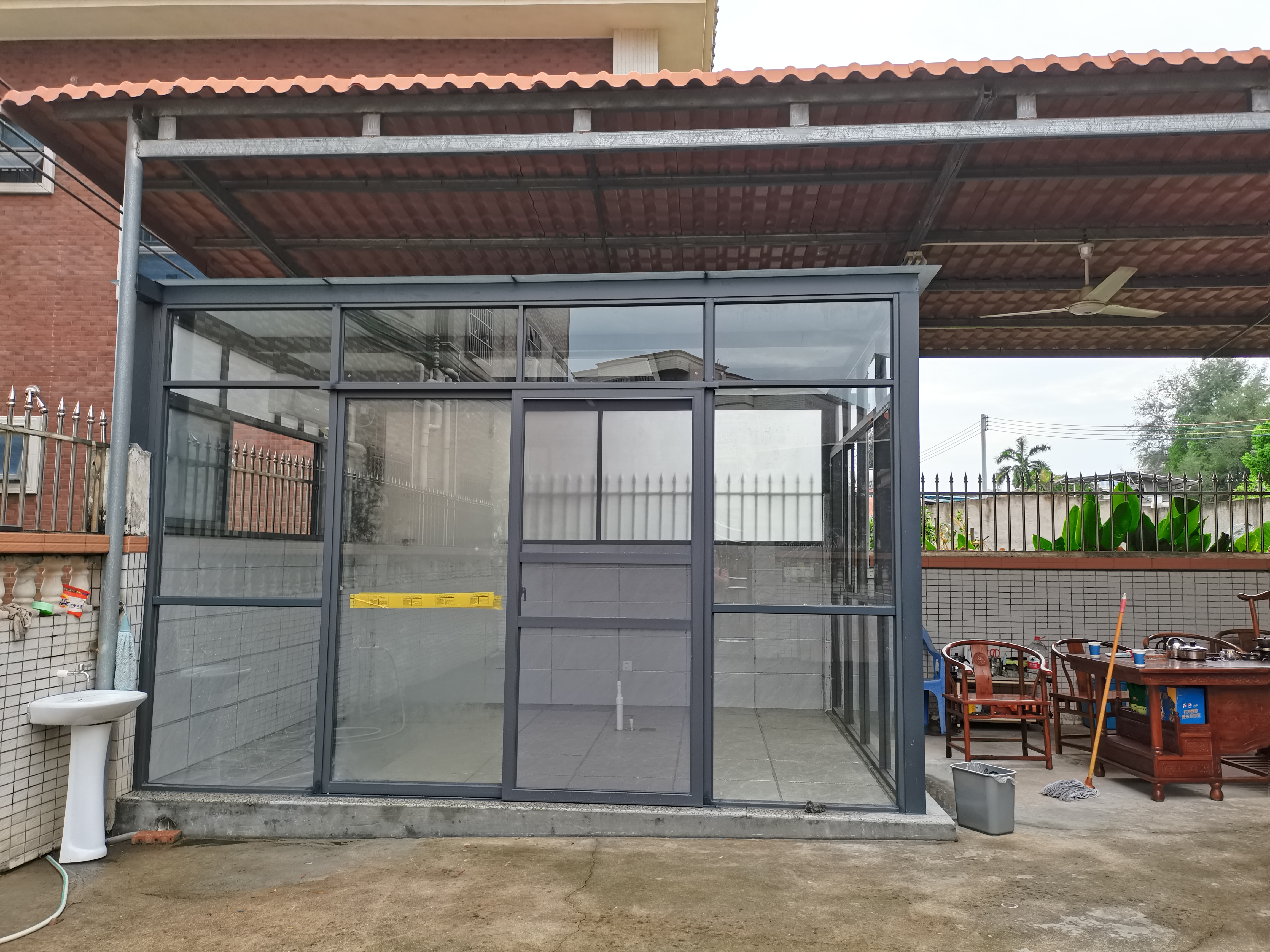 我很好奇地问:"大伯,搭建这个玻璃屋干嘛呀?