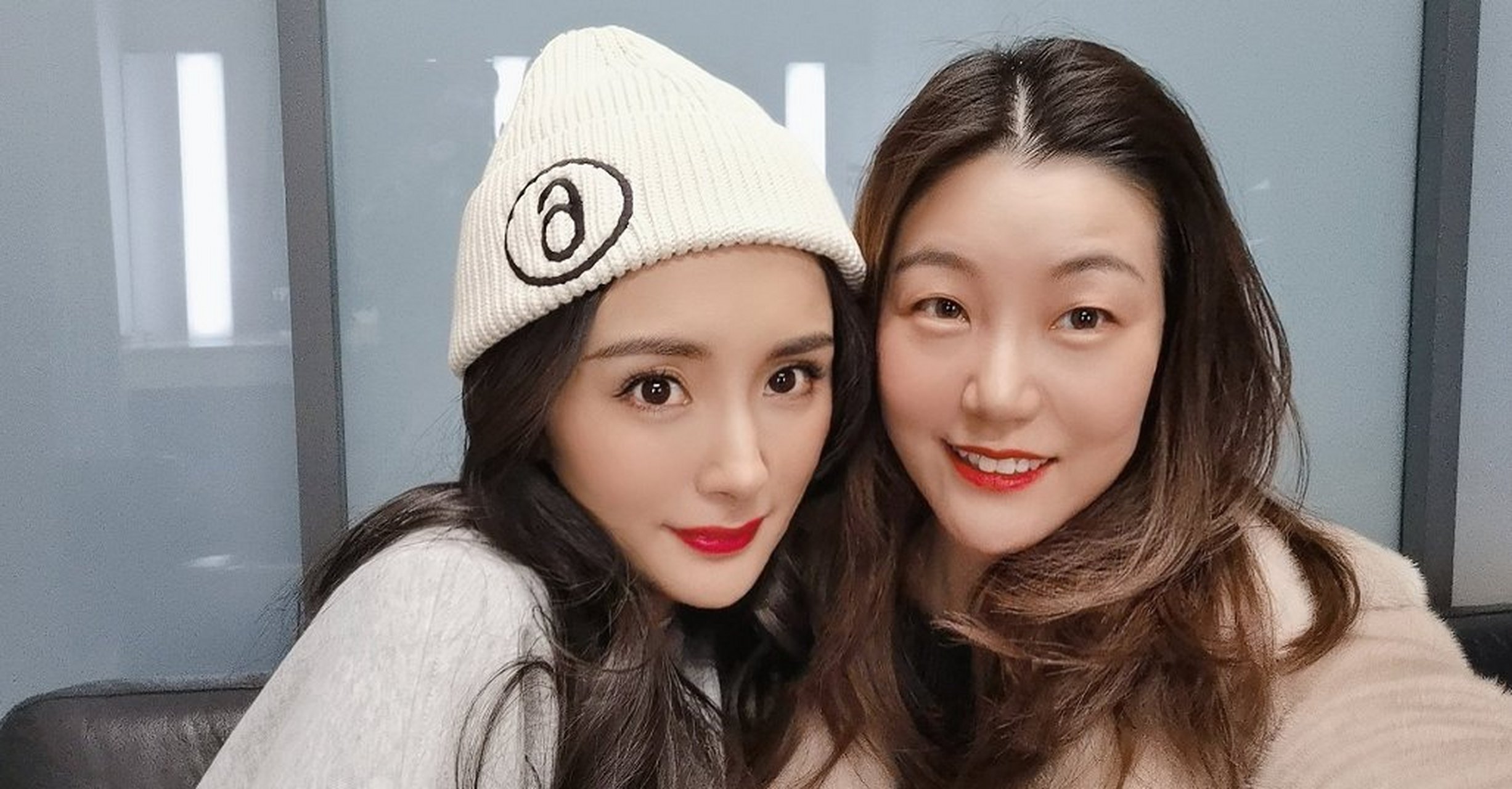 近日,网上公开了一组女星杨幂与友人同框合影的自拍照,这组照片一看就