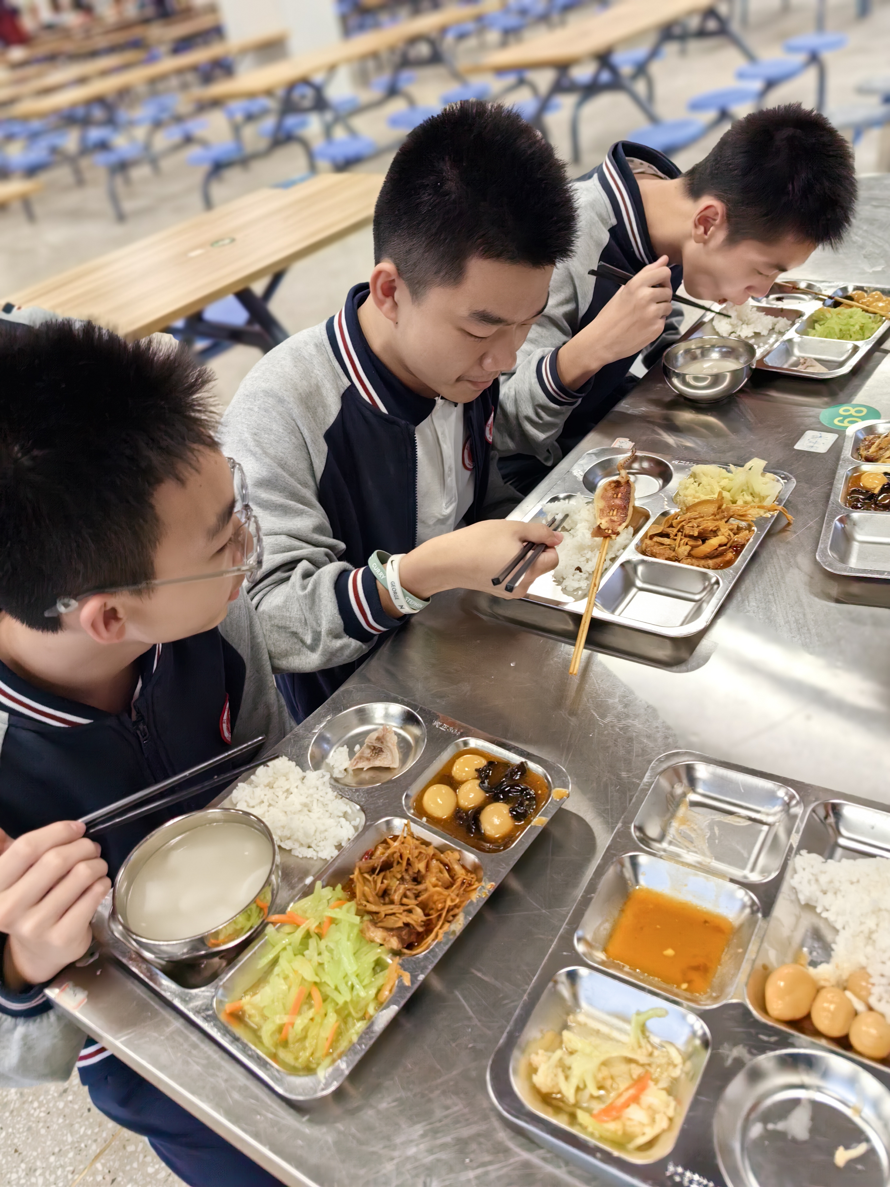 晚餐烤鱿鱼,这是一道难得的美味佳肴,难怪人手一份