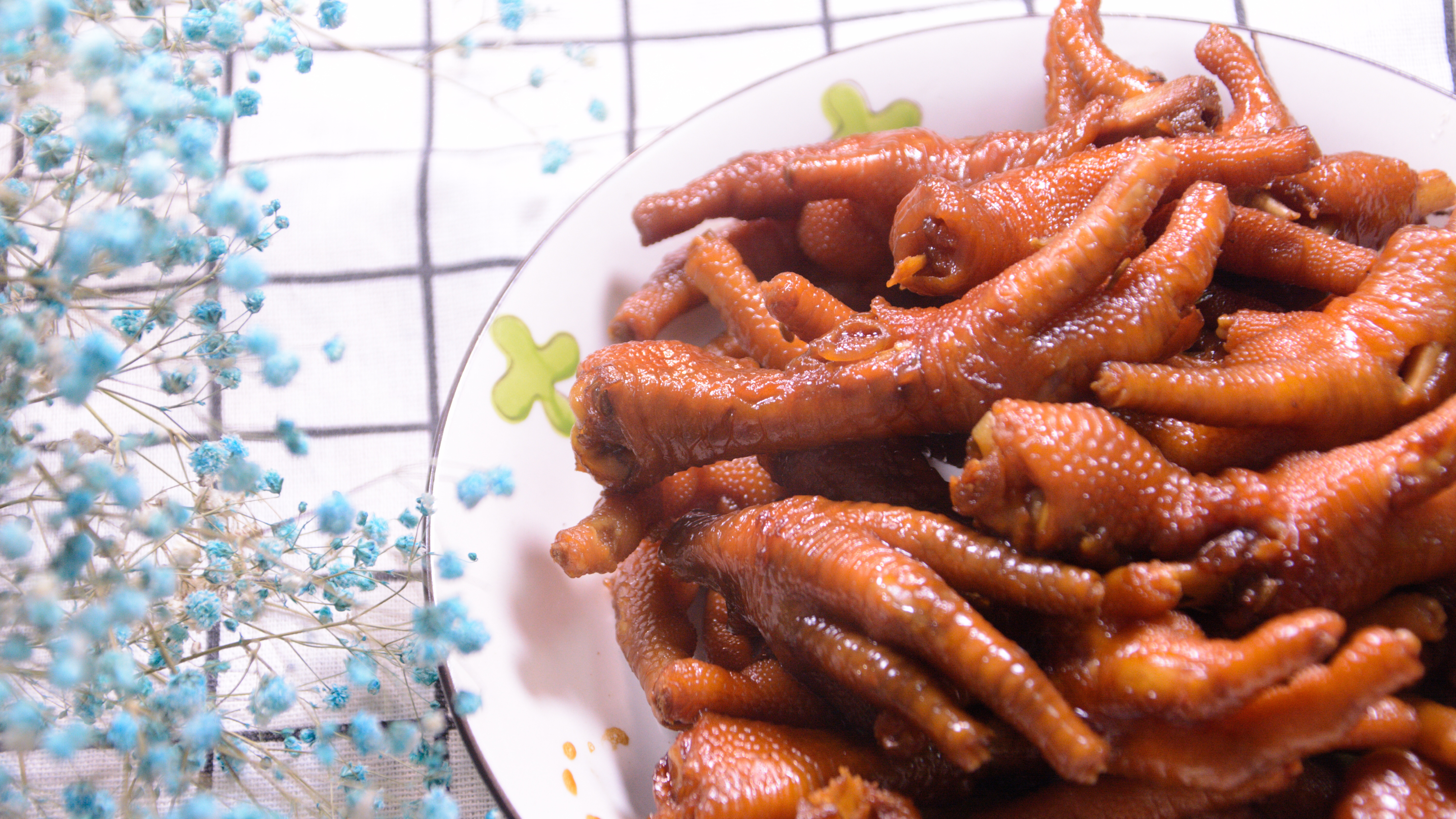 这样做卤鸡爪,色泽鲜亮金黄,入口香嫰,招待朋友的拿手菜