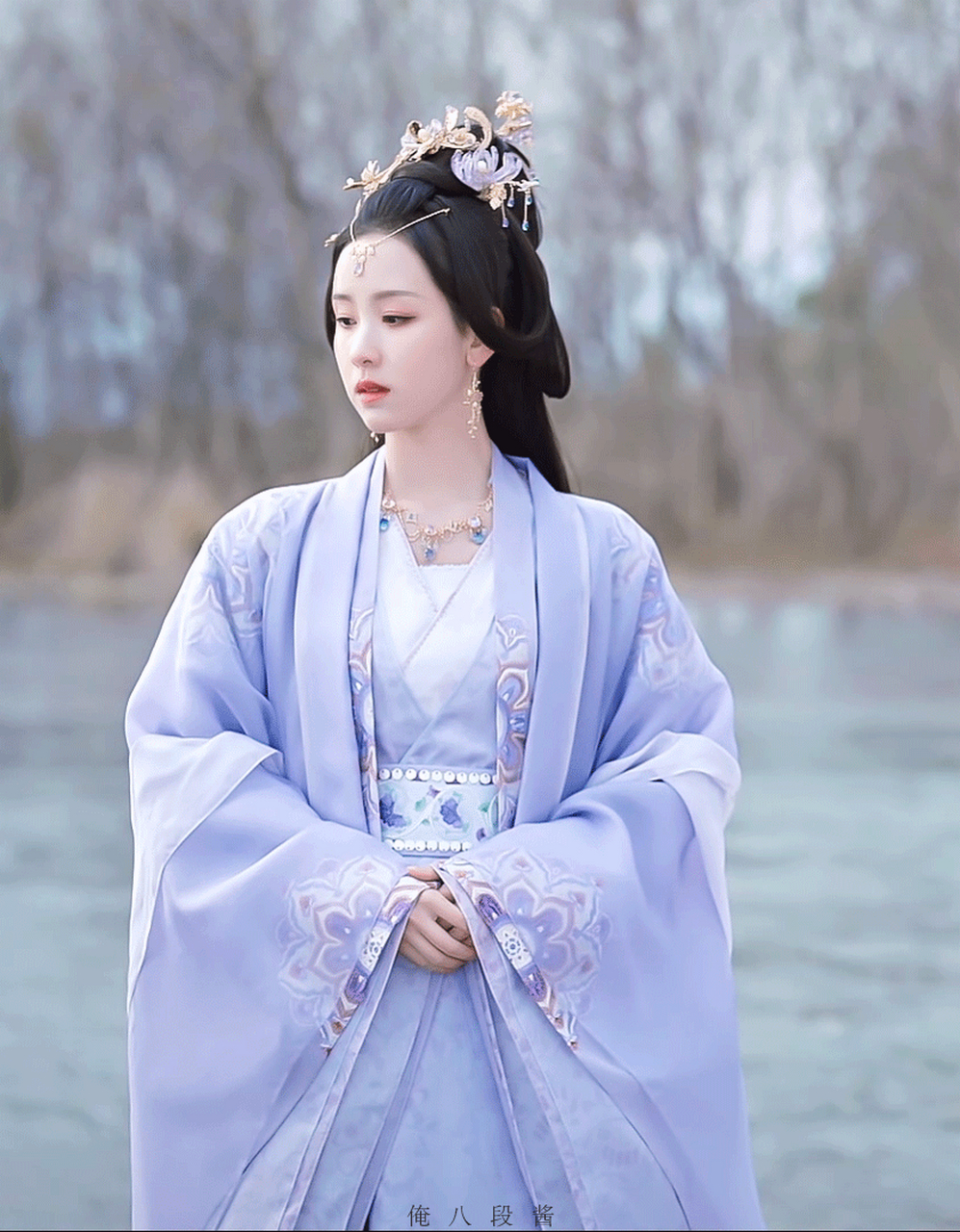 叶冰裳这套造型好美,很有气质,陈都灵很适合古装,想看她演个白切黑的