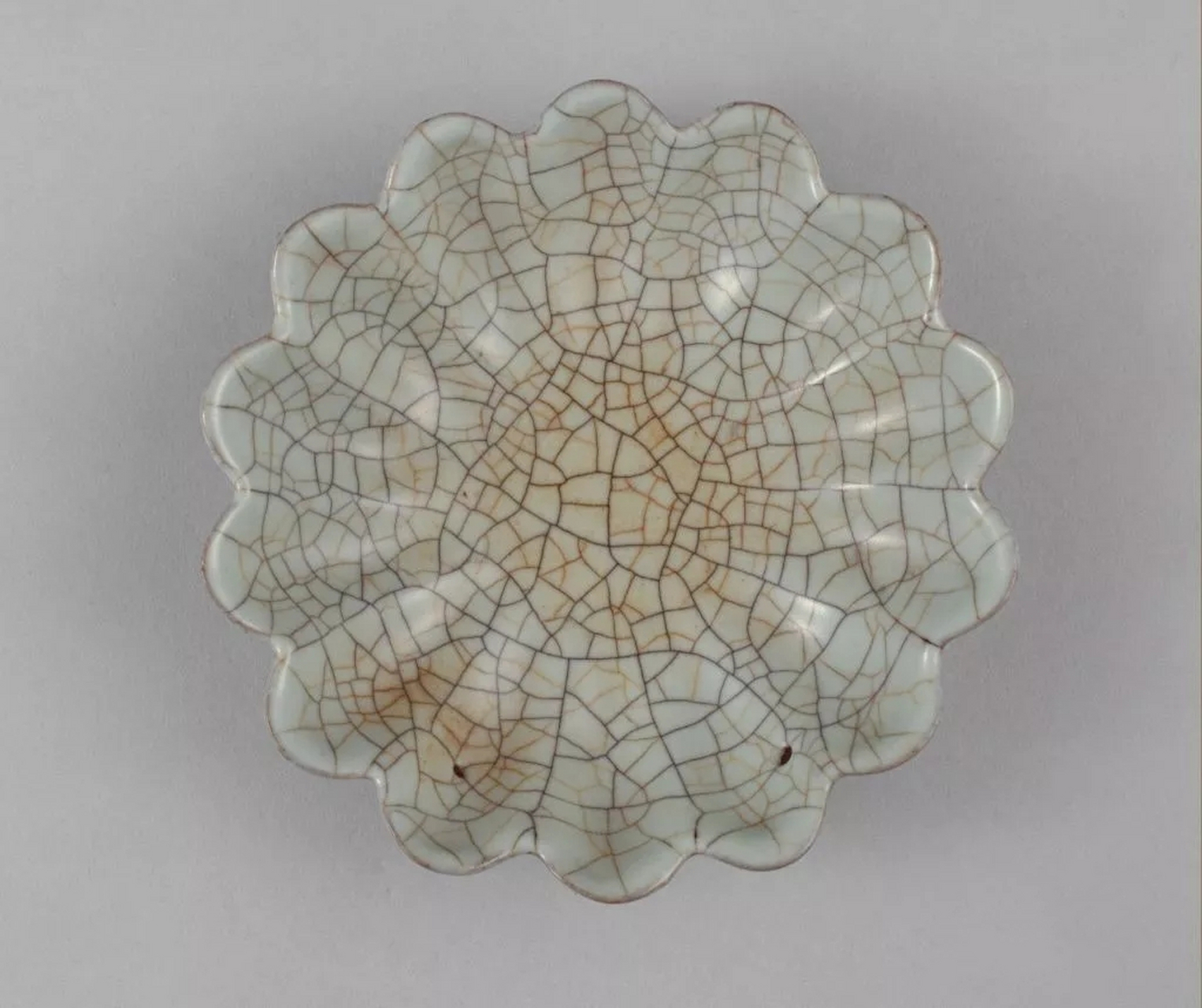 南宋 哥窑青釉菊瓣式盘  故宫博物院藏