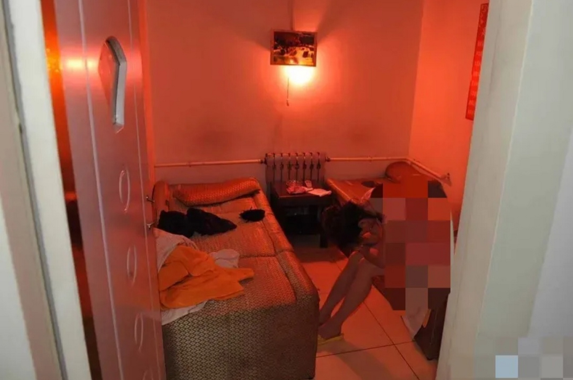 "扫黄现场不堪入目,鸡飞狗跳!甚至还找出了跳跳糖,果冻等物品!