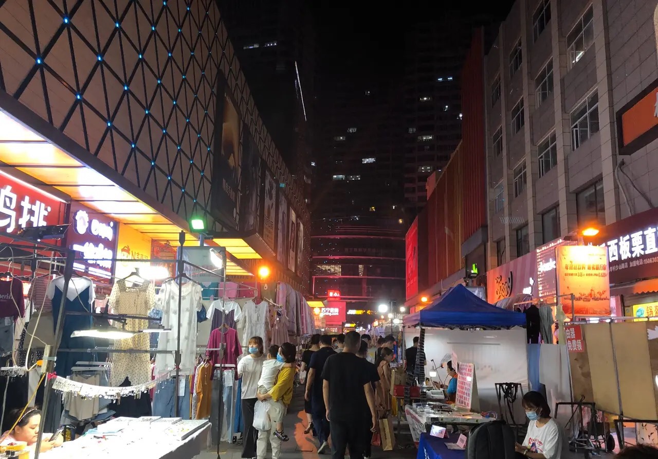 记者探访青岛李村夜市 这个夜市"不一般"