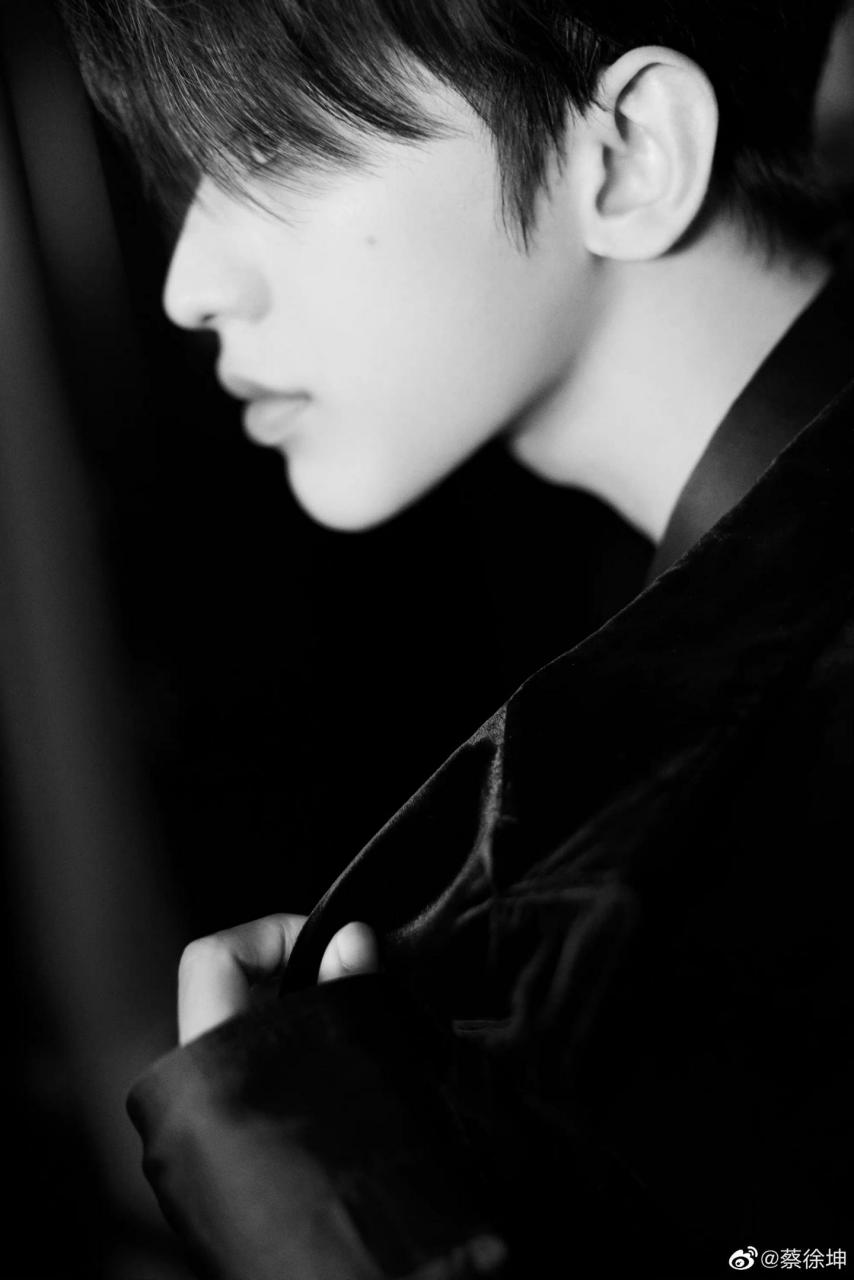 1,蔡徐坤的团队过去是他亲妈一人管理,他团队离职率还挺高的,因为他