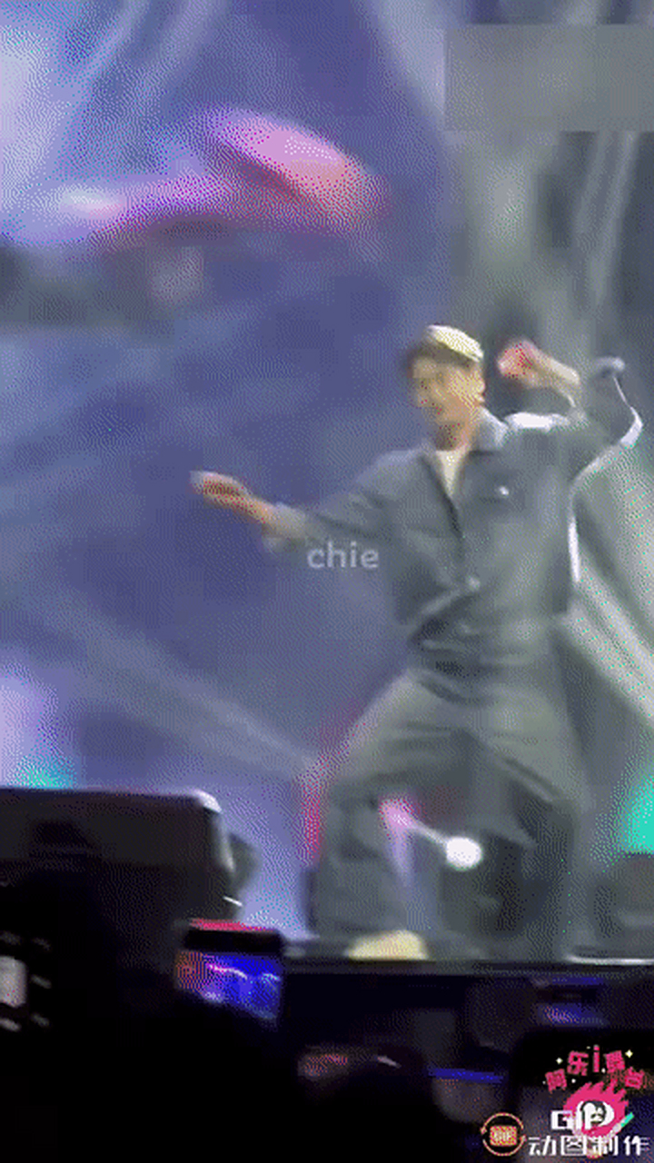 【李钟硕又跳舞了】16日,李钟硕在马尼拉fm上为粉丝带来《hybe boy》