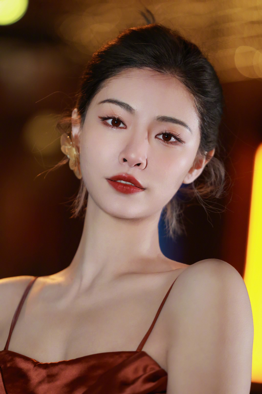 许佳琪丸子头造型复古长裙写真[鲜花]