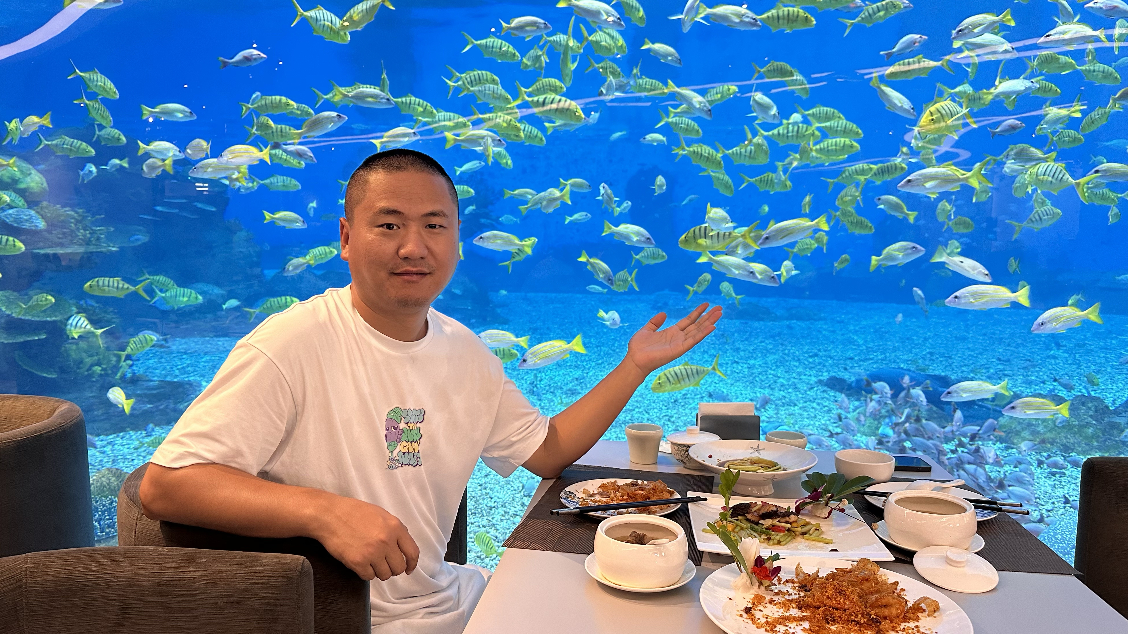第一次在海底餐厅吃饭，看着各种鱼游来游去，太下饭了