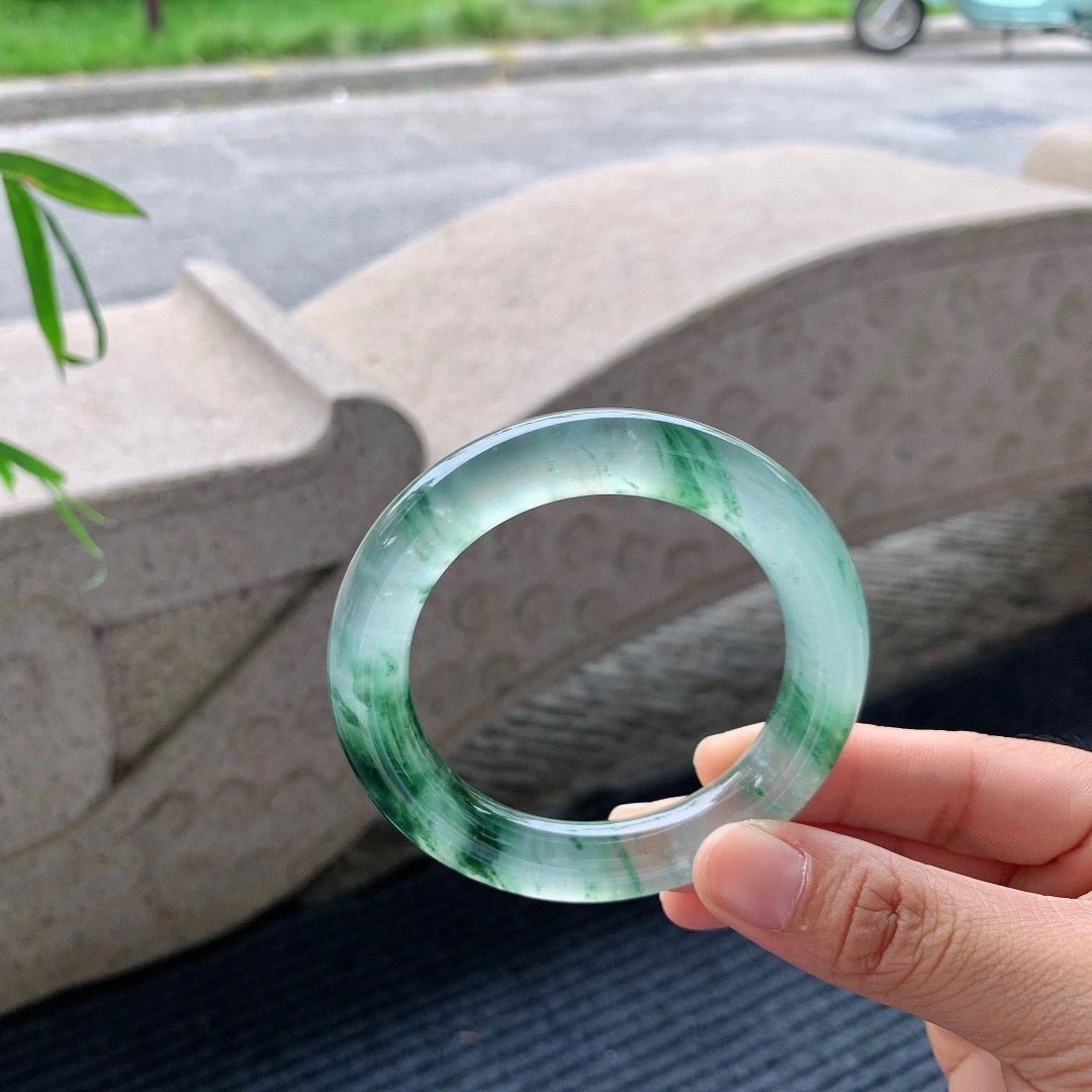 半山半水带绿飘花翡翠手镯