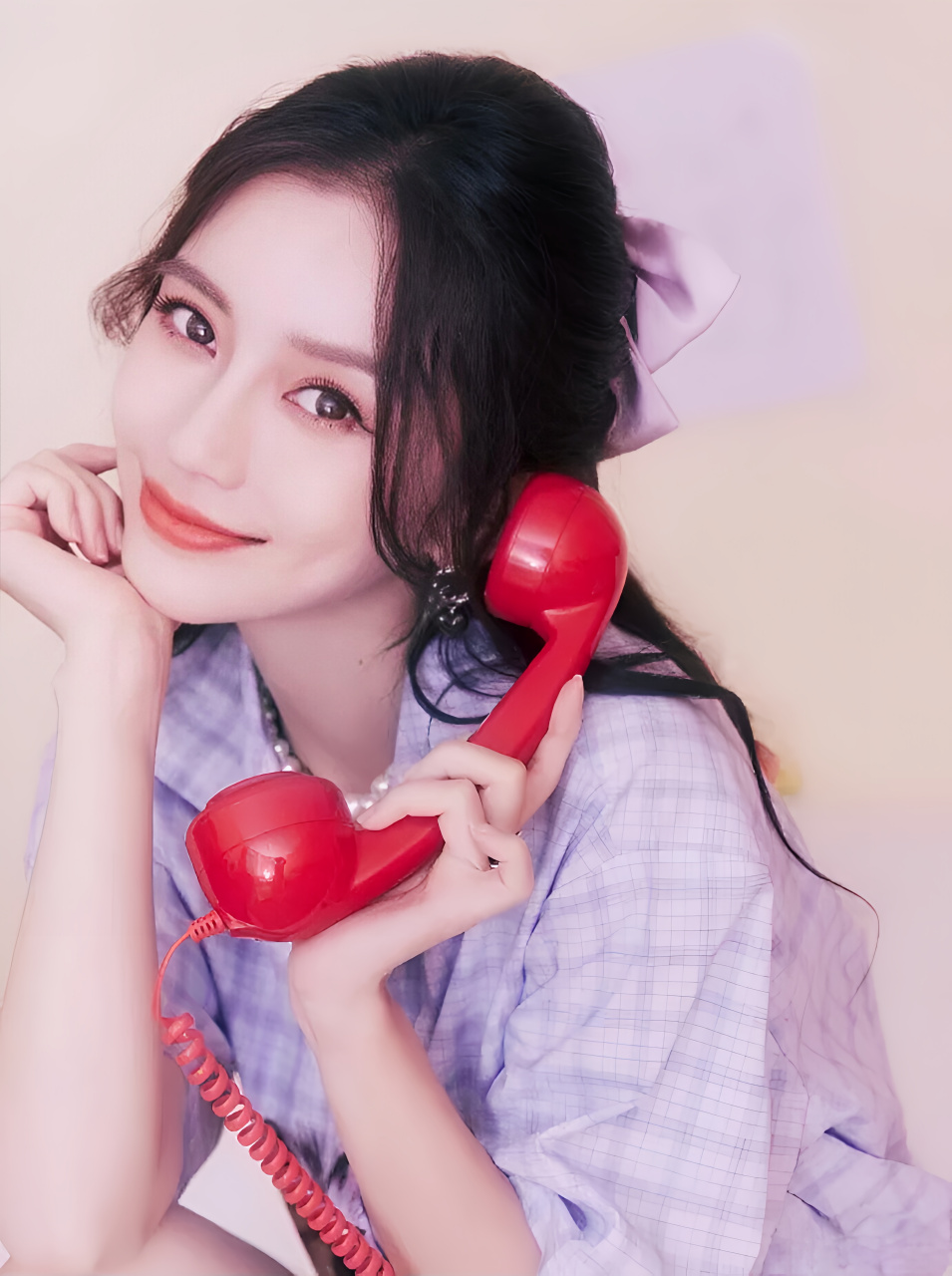 杨颖的笑容没有一丝丝的杂质,给人一种纯净而温暖的感觉,仿佛让整个世