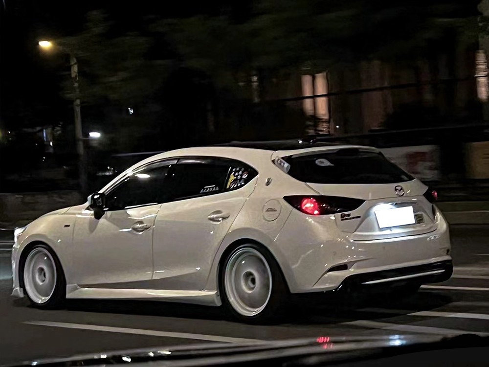 2016款马自达昂克赛拉两厢车改装18寸轮毂案例