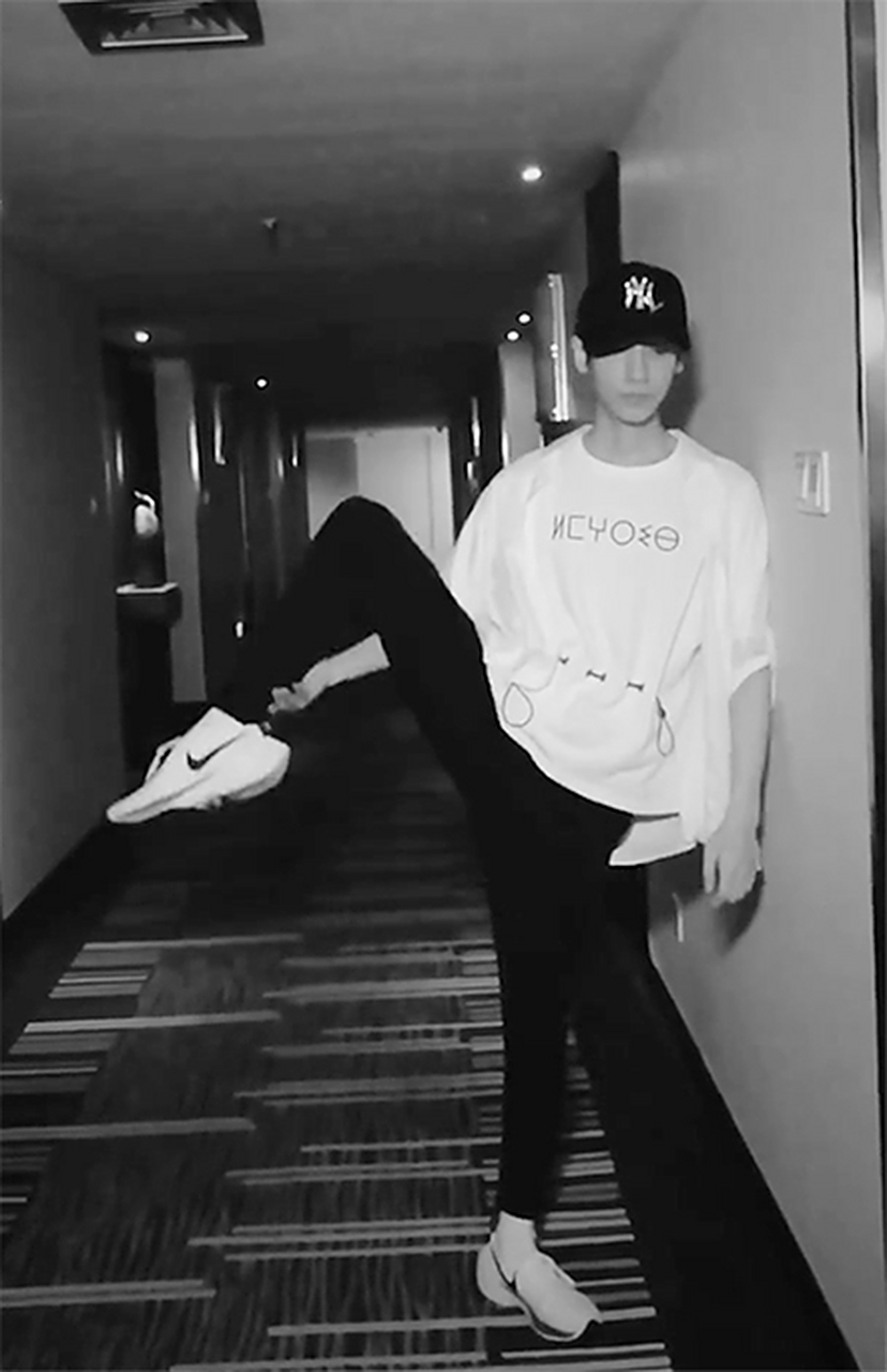 罗云熙一字马坐姿!真的是惊呆我了!佩服佩服[salute][salute]