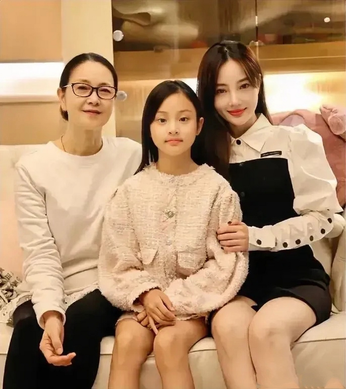 小璐带女儿甜馨与外婆同框,65岁外婆气质出众,不愧是当初十大美女演员