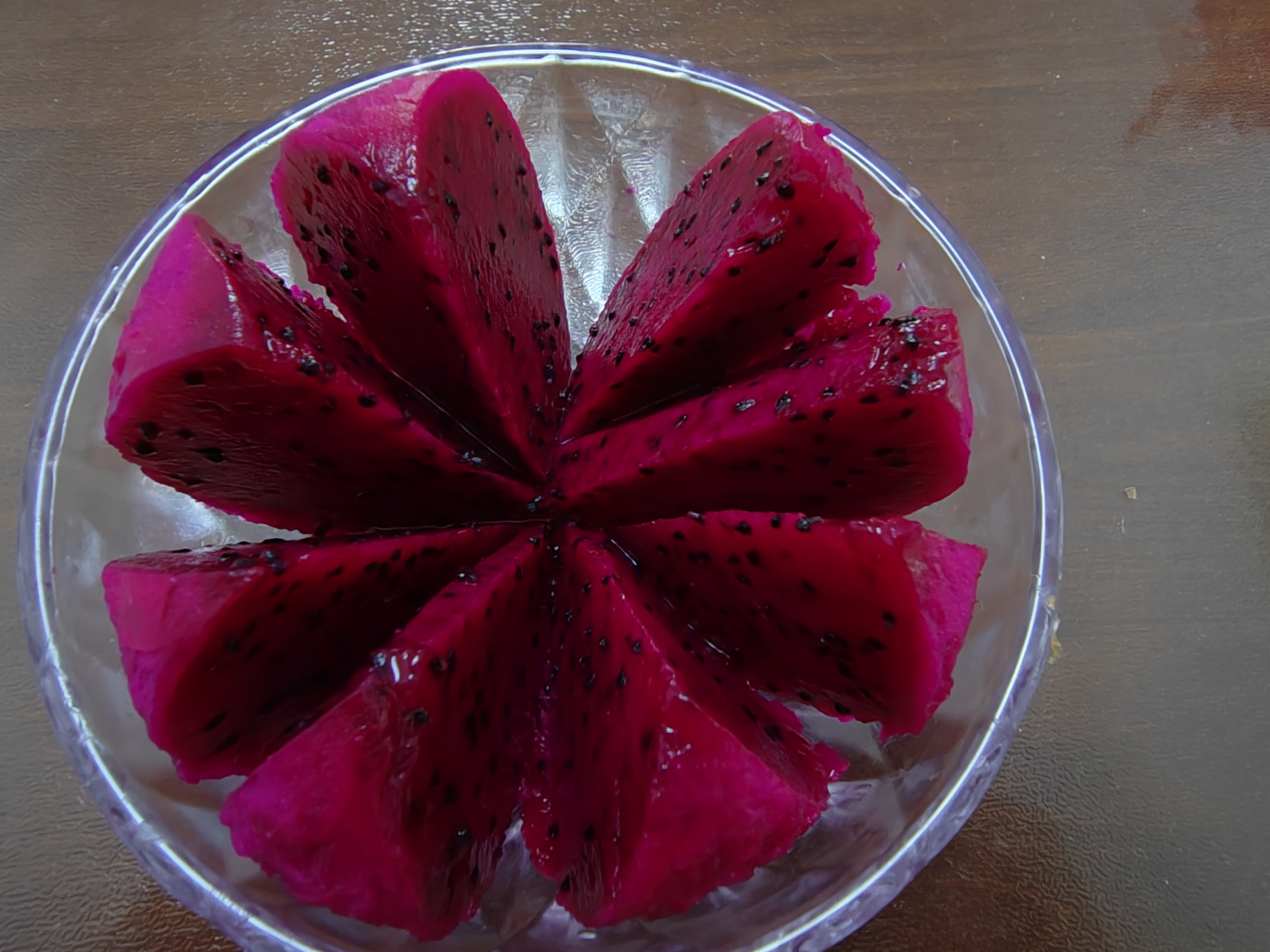 家里一个火龙果放了好几天,今天拿出来切了下,这一拍照还是挺好看的.