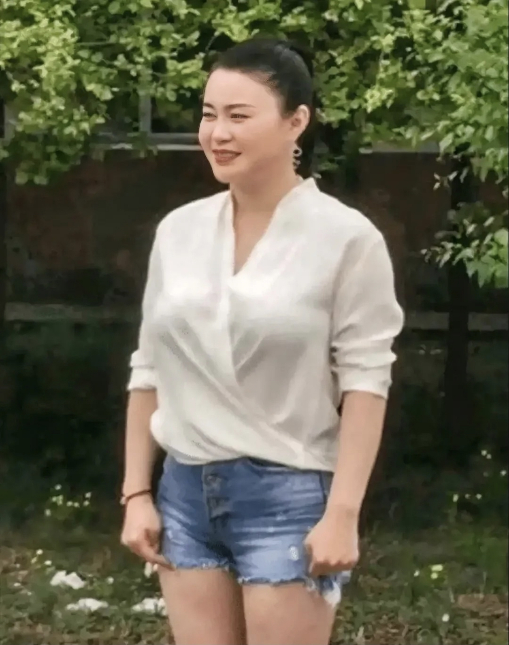 关婷娜的身材比例真好,不怪她总穿短裤,你看人家腿型多匀称,穿短裤