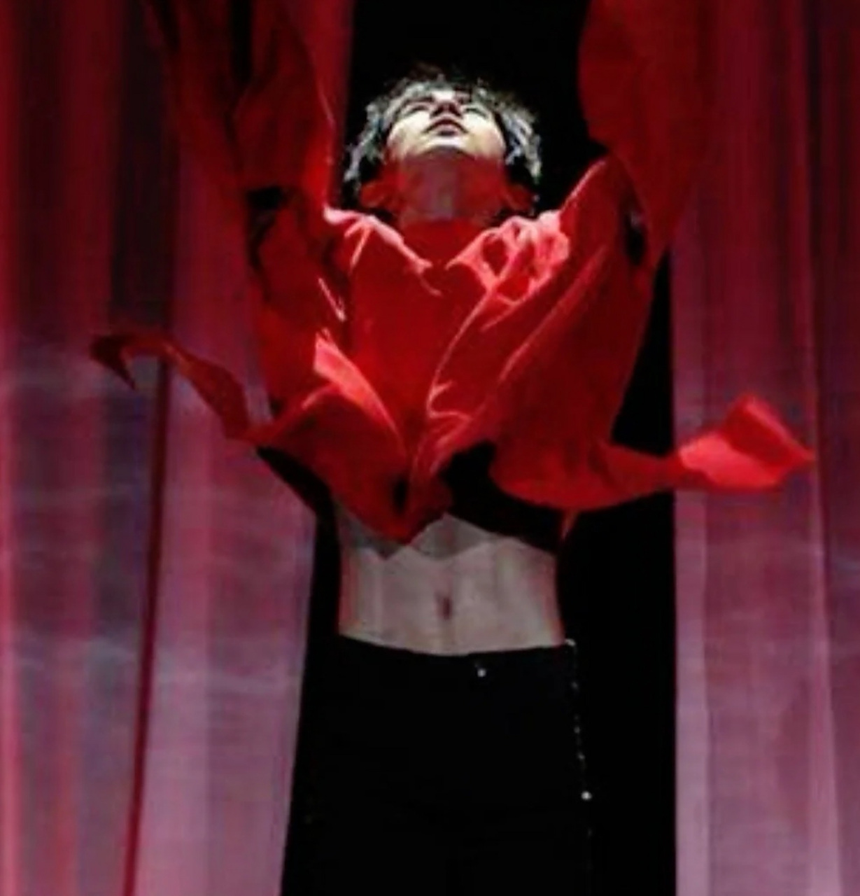 易烊千玺的腹肌