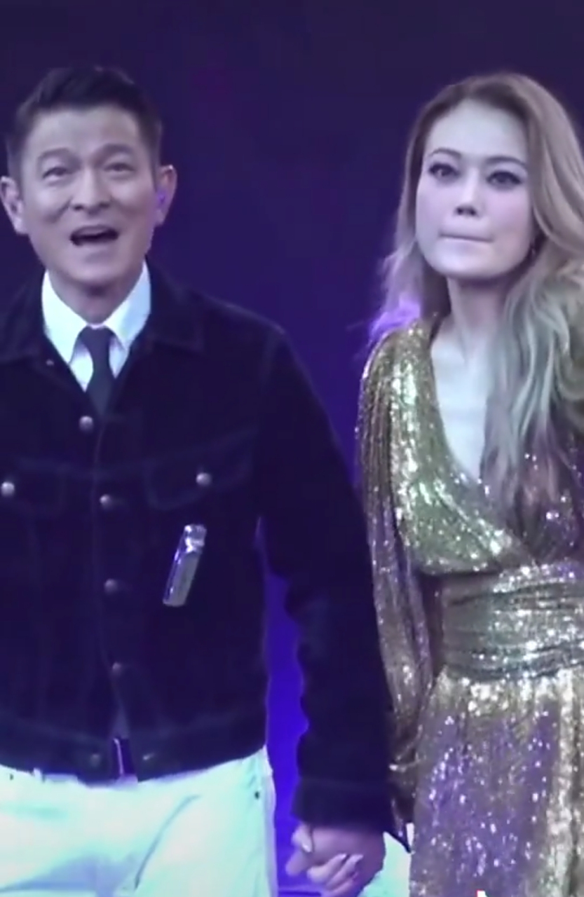 刘德华助陈容祖儿演唱会,六十多岁的人,依然风采不减当年,一出场立成