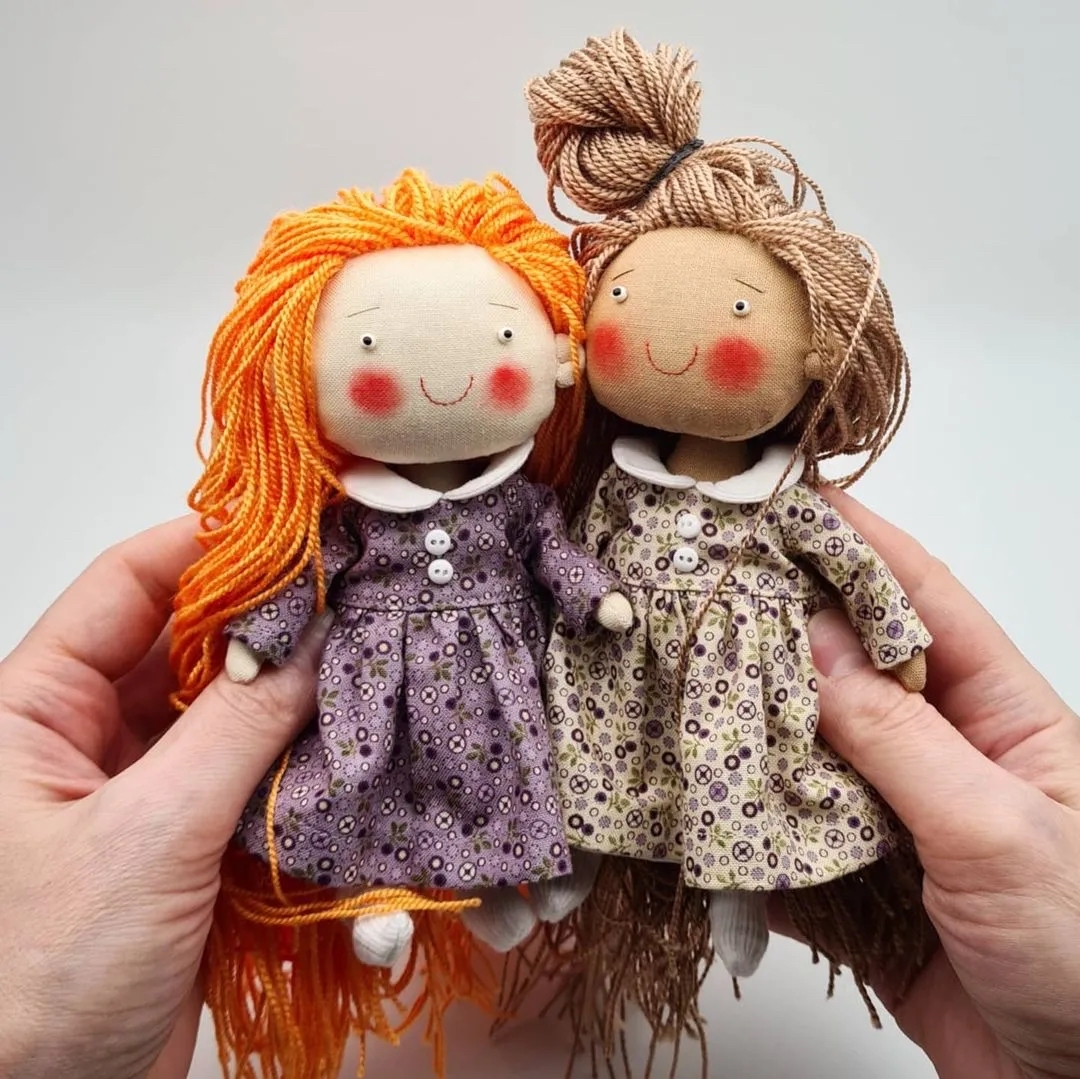 俄罗斯一位妈妈凭着对手工布娃娃的兴趣改变了职业