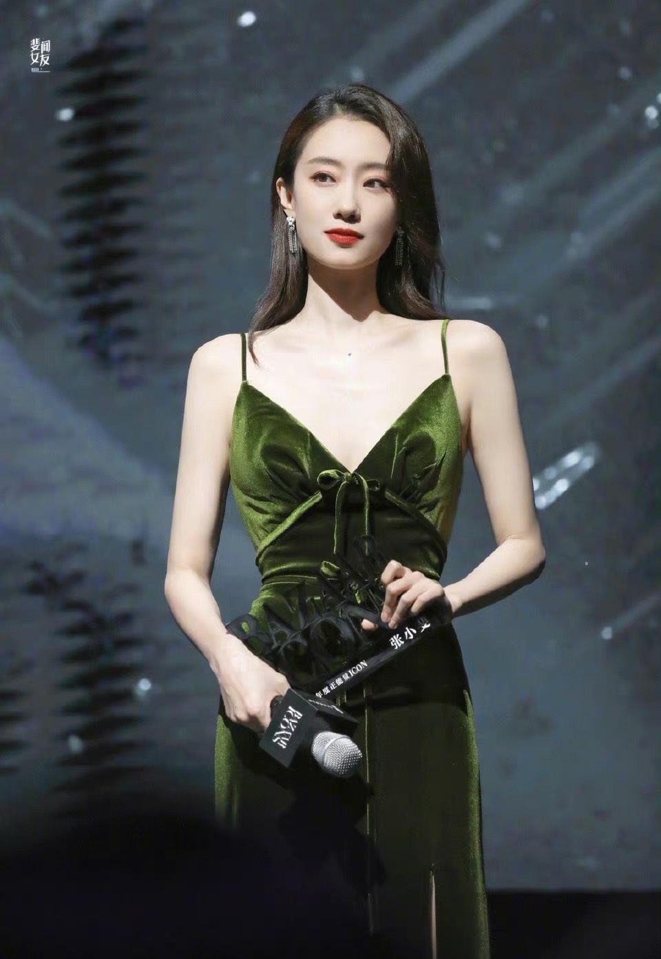 丑女变无敌?张小雯穿紫色吊带连衣裙秒表红气养妈,网友:太绝了