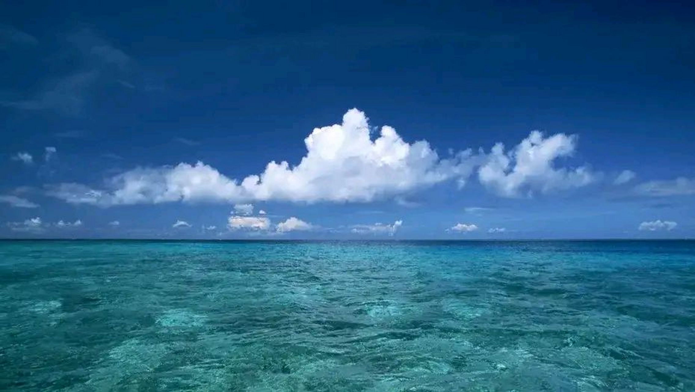 雨过天晴的香港,碧海蓝天,白云朵朵,唯美的风景线.