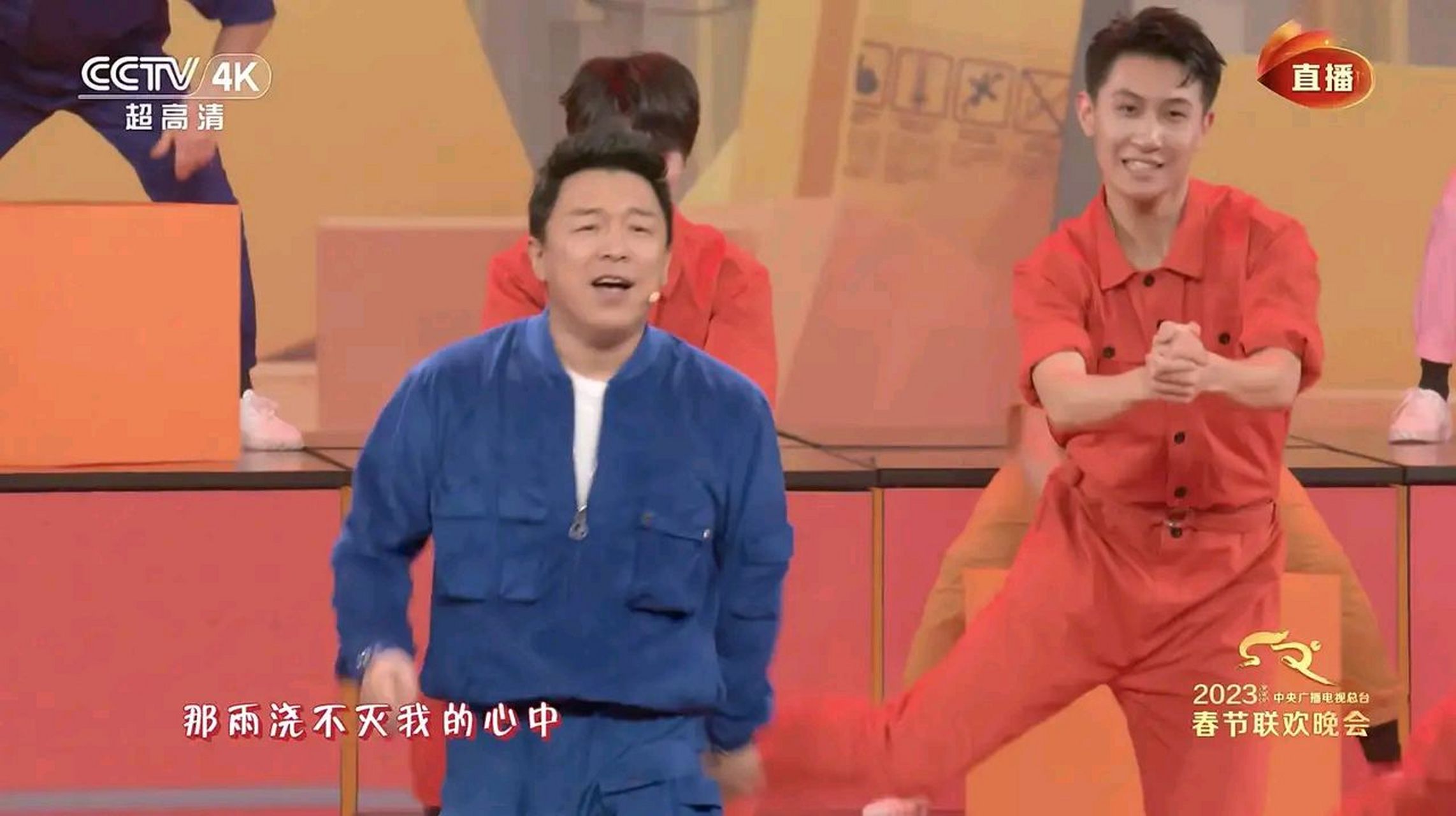 娱乐最前沿# 跑步机工装裤,黄渤再上春晚走台步!