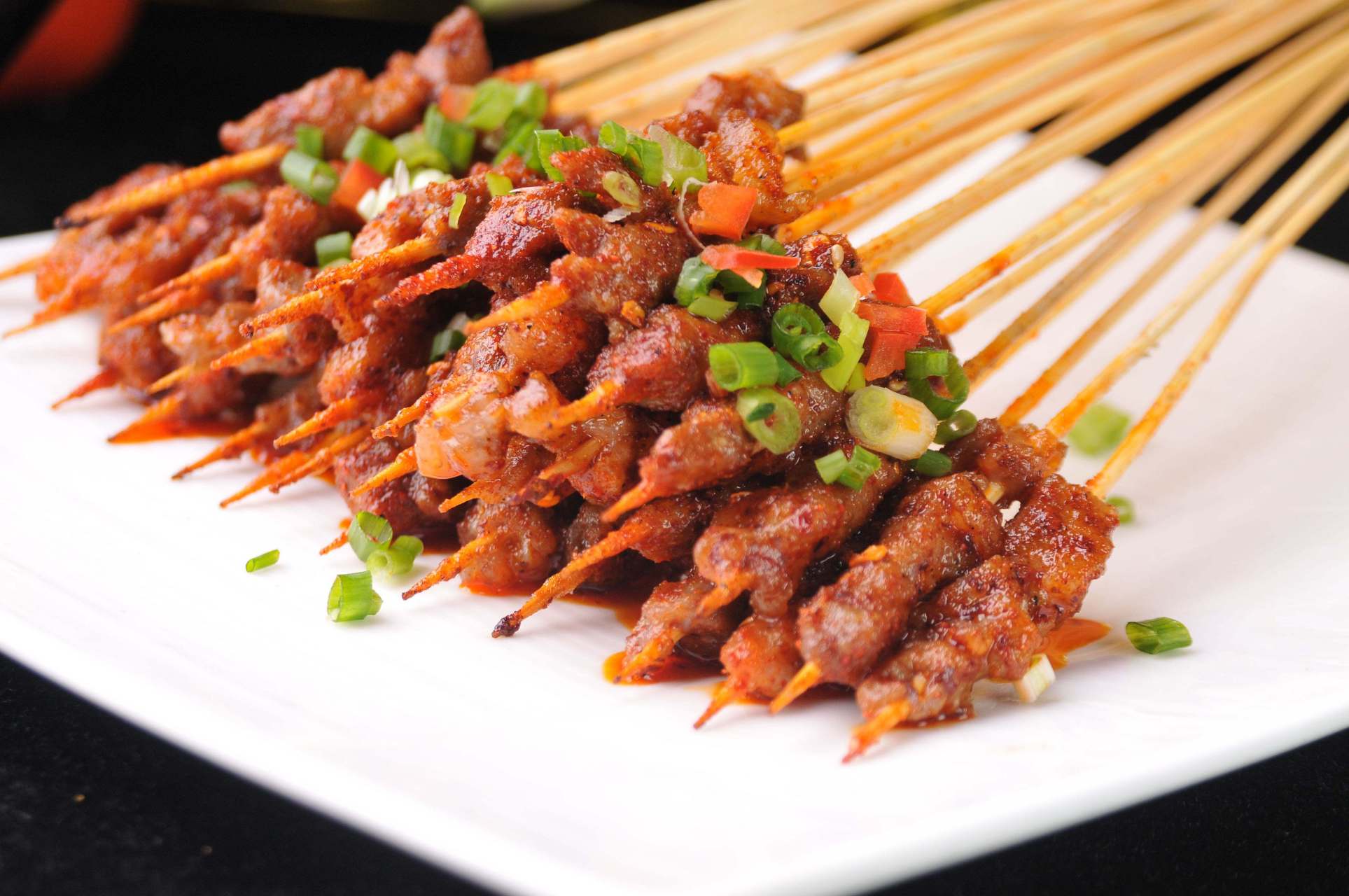 牛梅肉是牛肉中最嫩的部分,下面分享"牛梅条肉串"的做法.