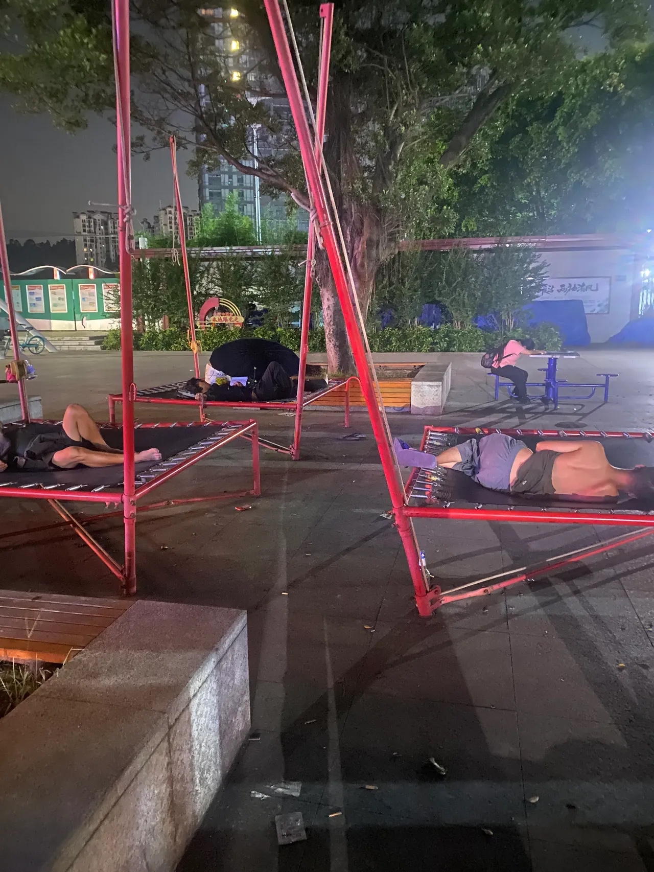 这个公园每天晚上好多流浪汉在这睡,太可怜了