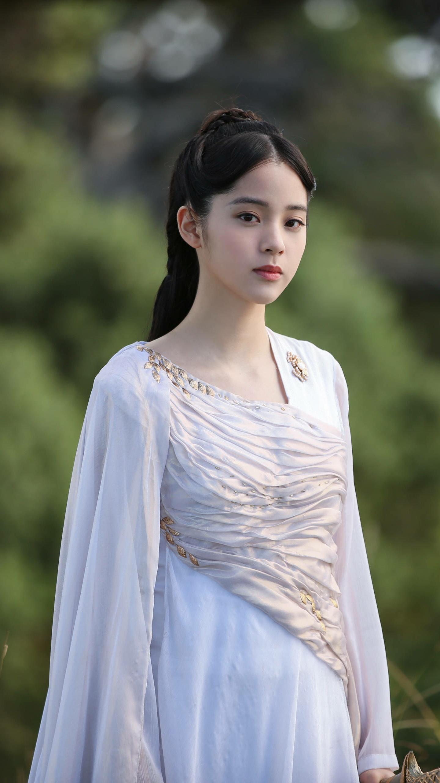 青春美少女欧阳娜娜,皮肤白皙,性感动人