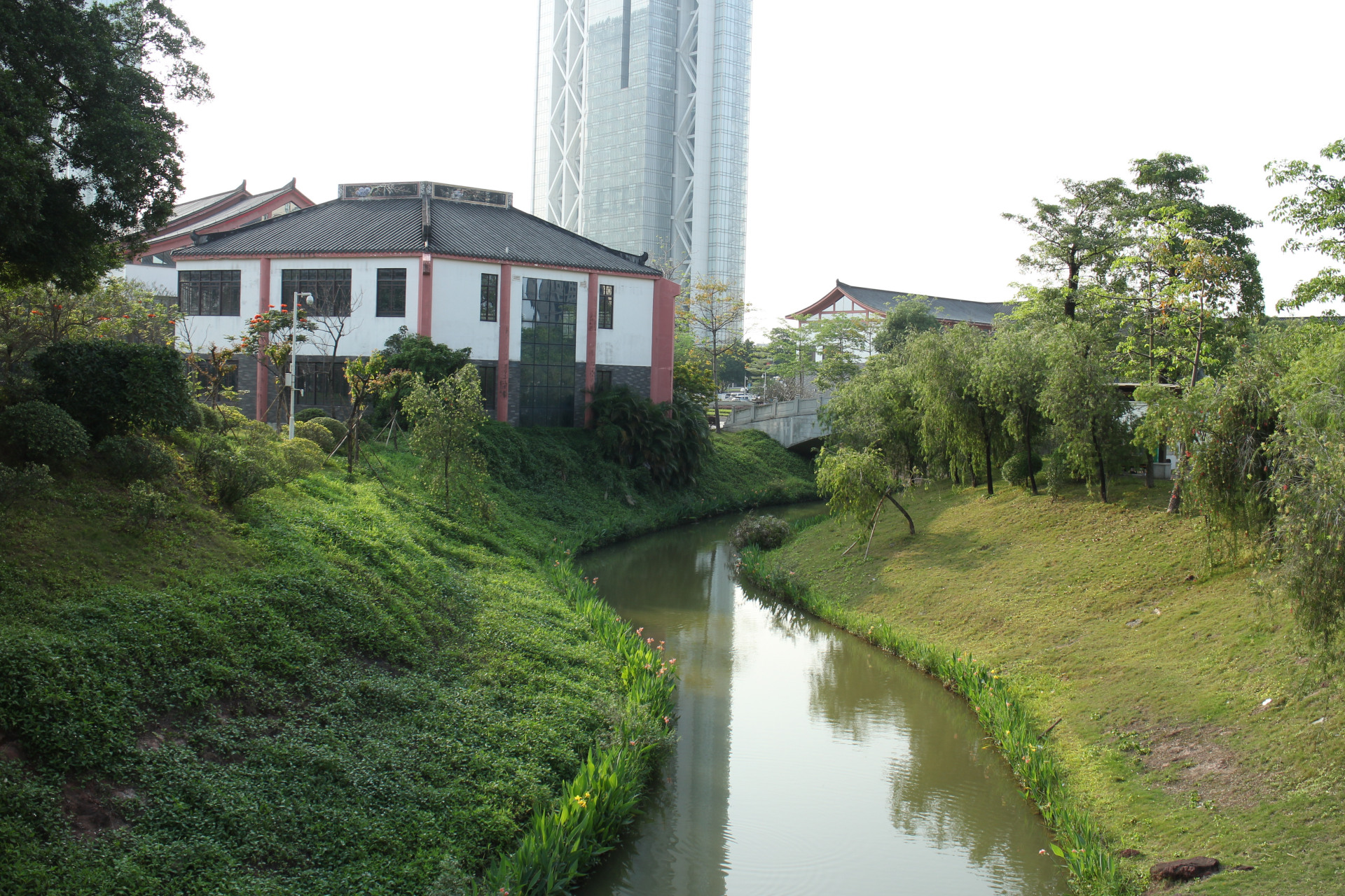 广州水博苑2:以"水城印象"为总体设计理念,构筑"一脉一塔定水苑,三馆