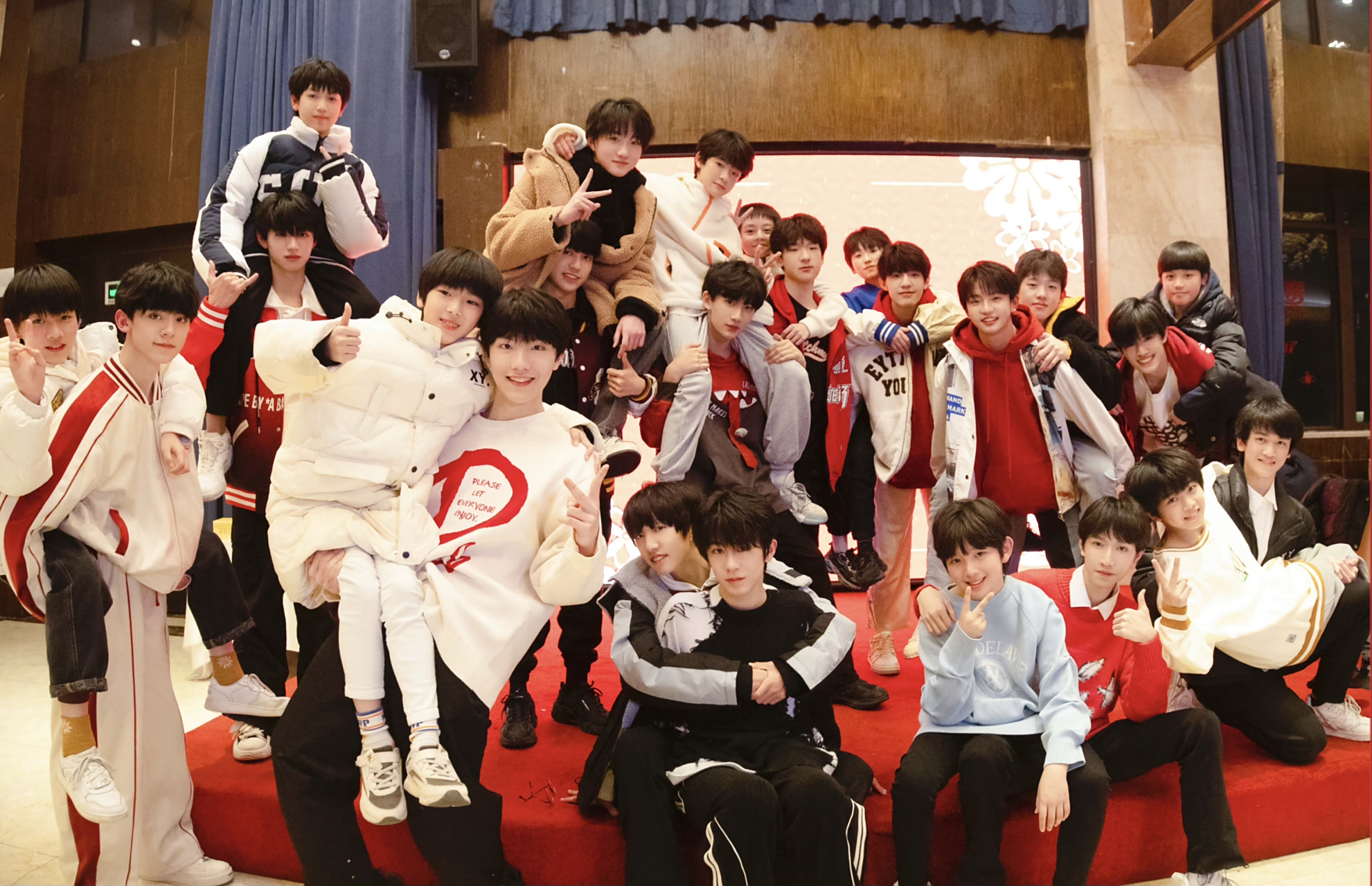 这大概tf家族三代粉丝最团结的时候了 合照一次比一次炸裂 时代峰峻的