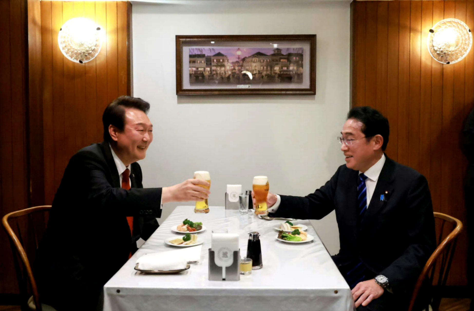 岸田文雄一天請尹錫悅吃兩頓飯,一頓啤酒一頓白酒,這是要把尹錫悅灌醉