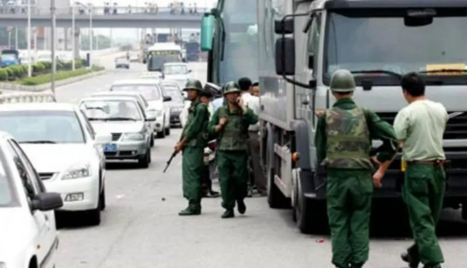 1992年,有3000名武警围堵云南平远街,美国直言中国要开战了