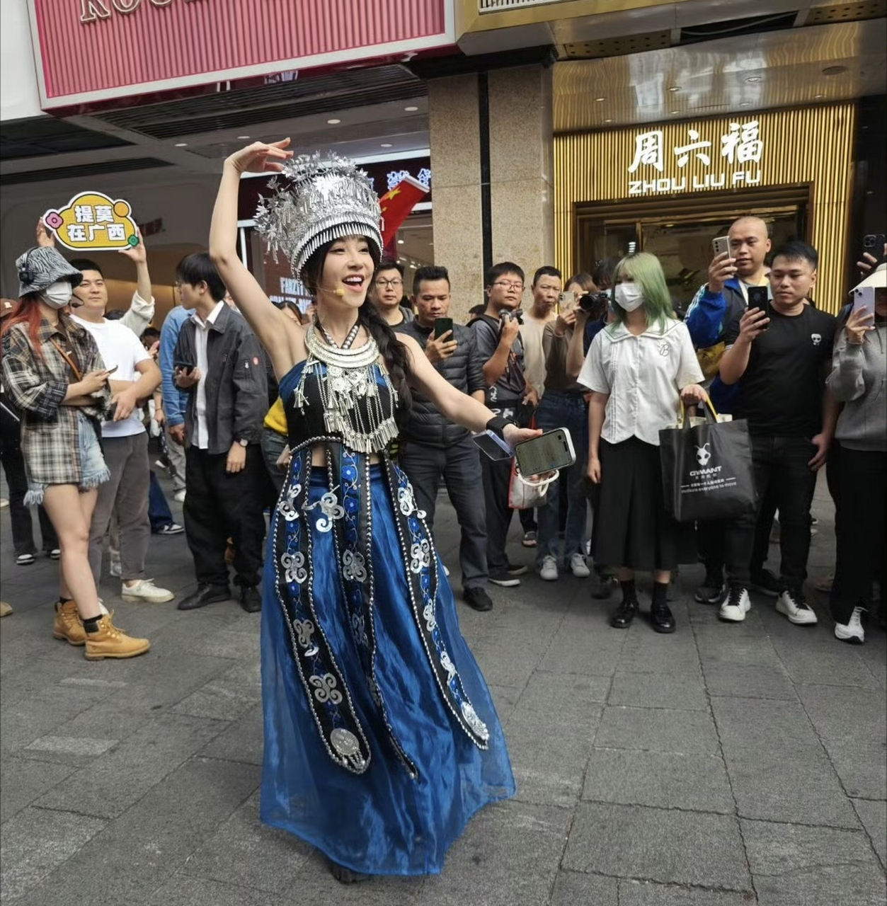 头大身子小的女生图片