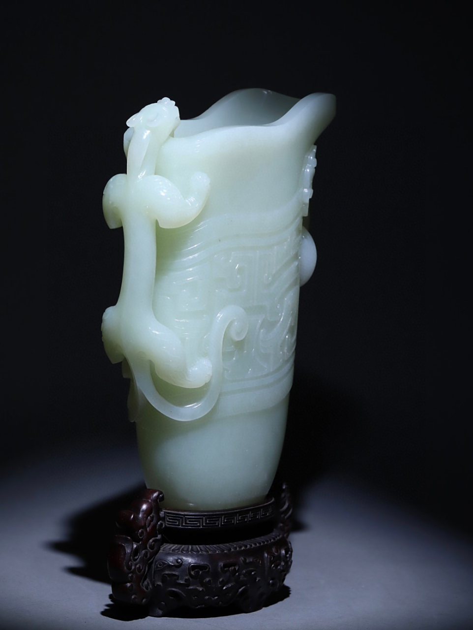 旧藏 和田玉龙爵杯 净高16.5厘米.宽11.7厘米.厚4.4厘米.重772克