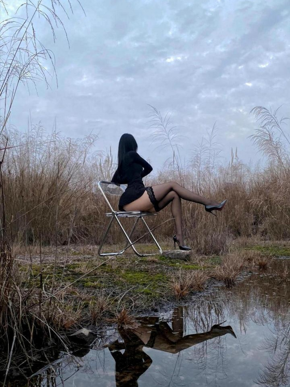 美女胆子真大,荒山野岭的,不怕羊入虎口吗?