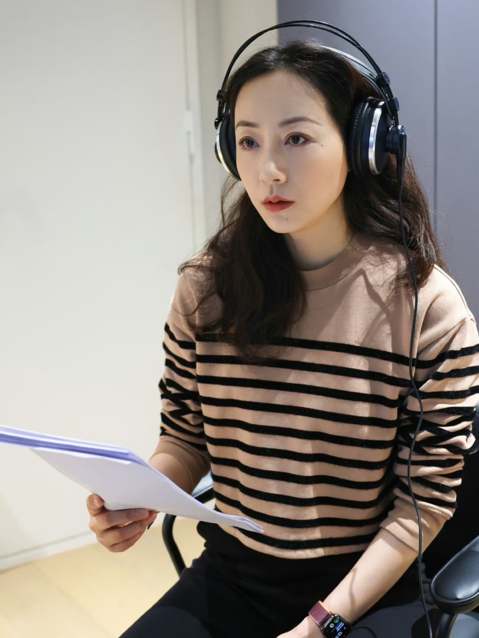 韩雪接录音工作一脸认真,看着剧本里的台词表情也跟着入戏了