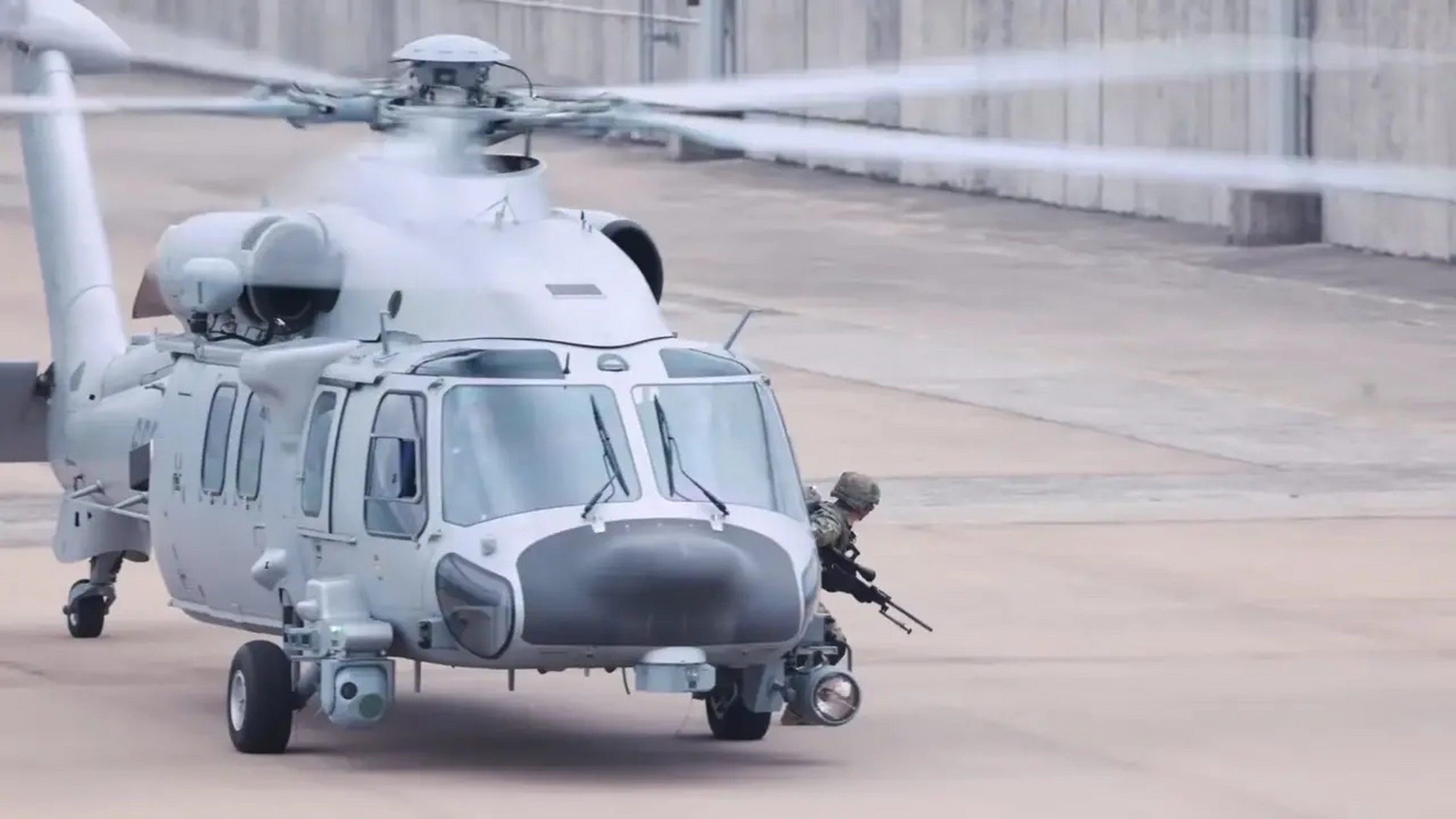 御风而来的入云龙直升机🚁～头戴探照灯