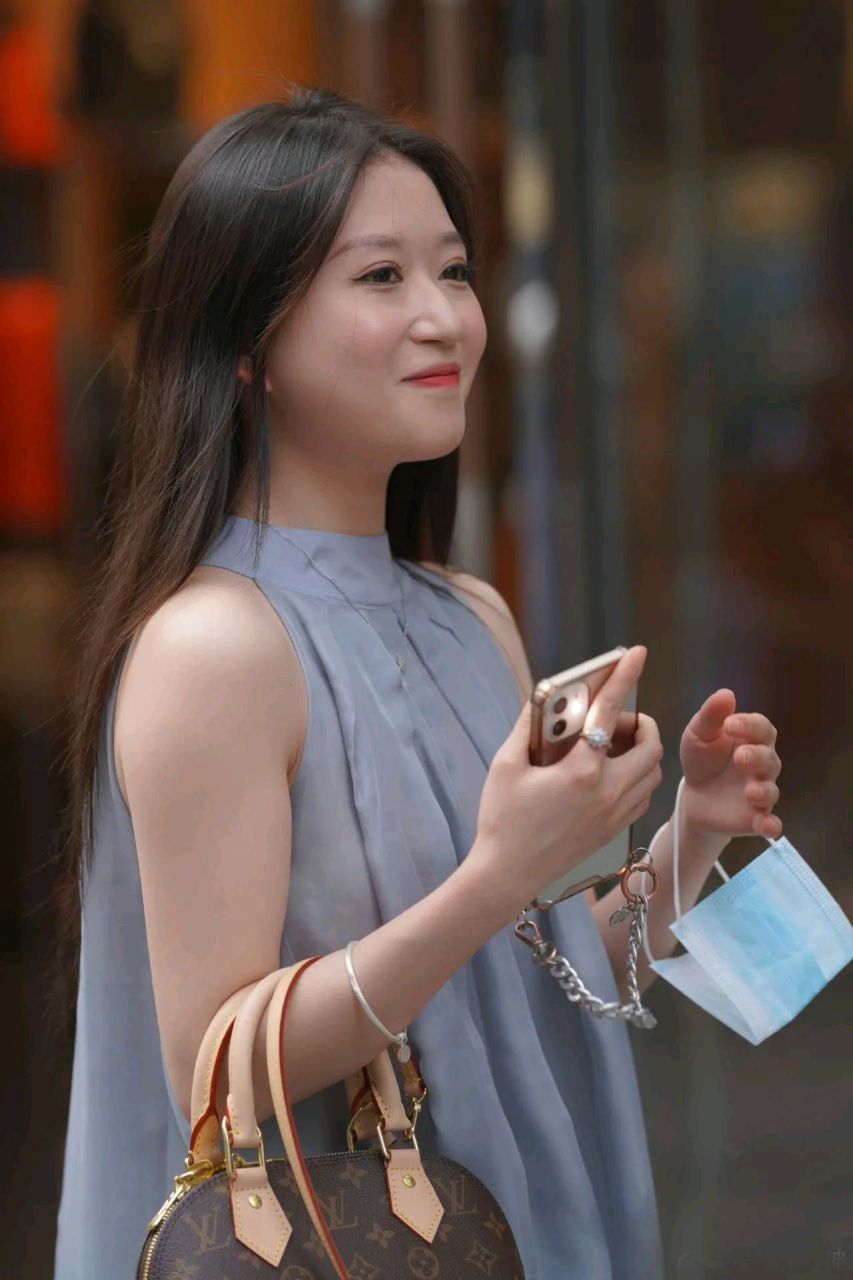 娇小丰满的邻家小妹#时尚穿搭# #遇见好身材# #美女