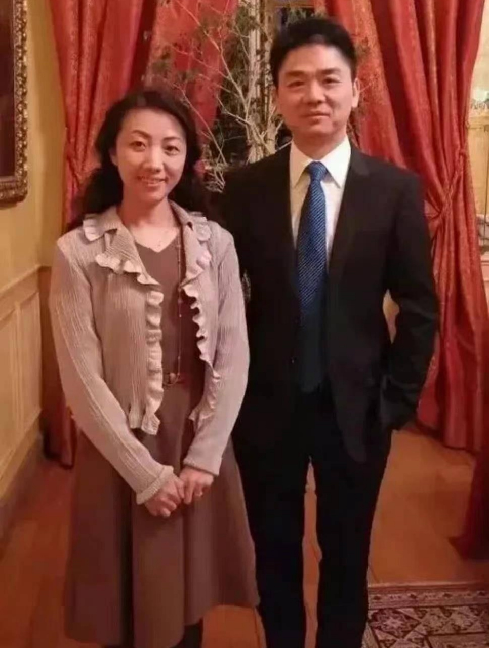 刘强东的原配和现任,说明男人还是看脸的,年轻就是资本