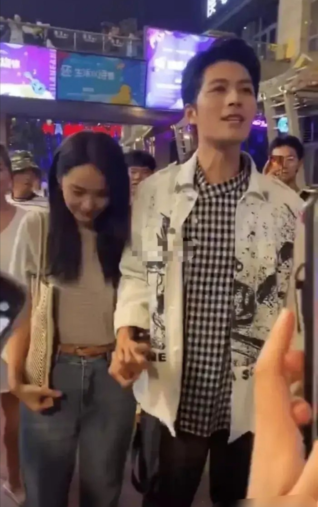陈学冬与张佳宁十指相扣在路上,直道这是我女朋友