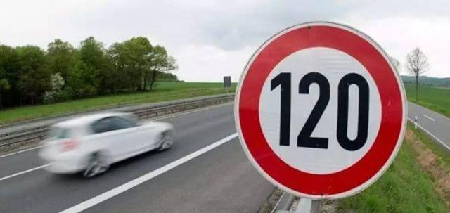 高速路突然限速60,很多人不懂怎么办,正确做法是什么